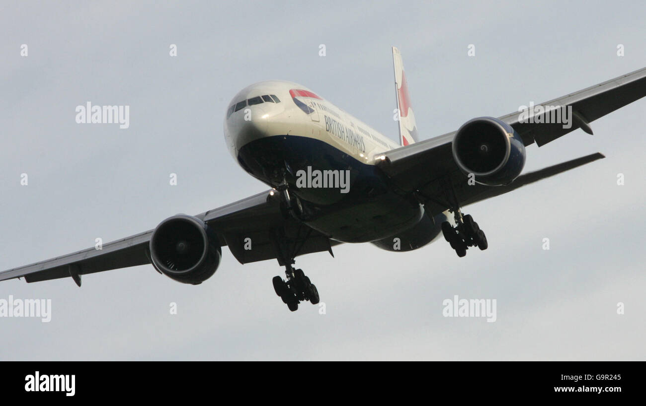 Pics di trasporto generico. British Airways Boeing 777 atterra all'aeroporto di Heathrow di Londra. Foto Stock