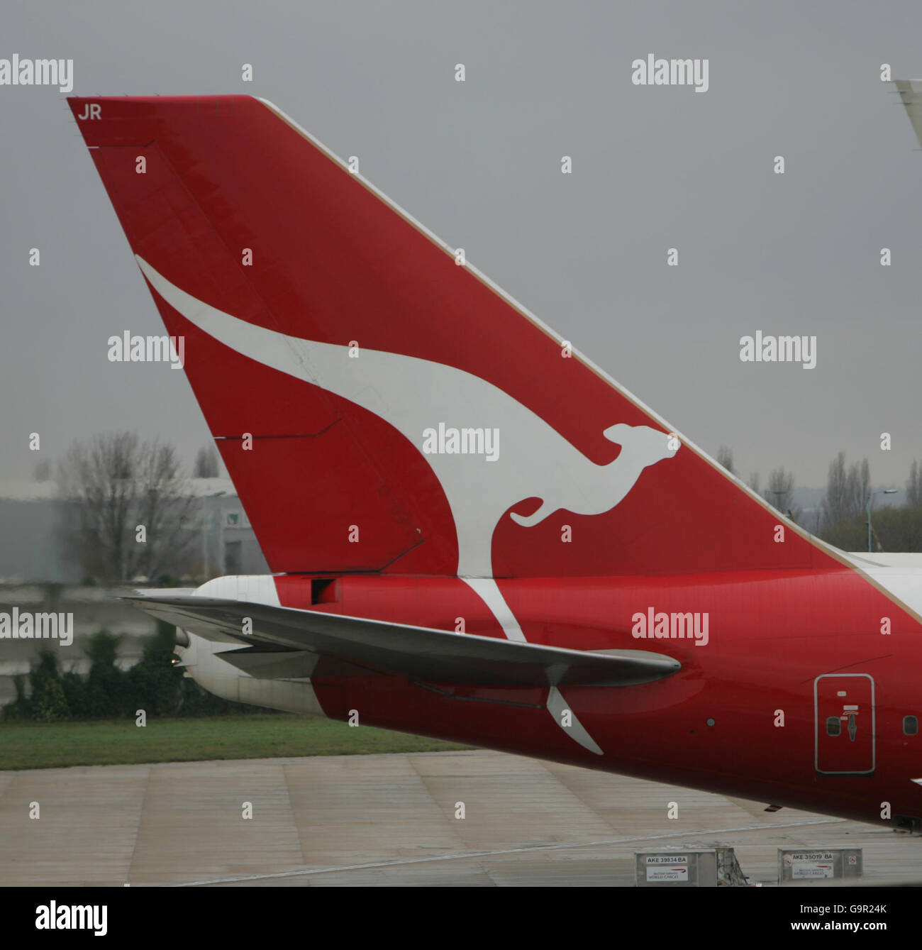 La pinna di coda di un aereo Quantas 747 parcheggiato all'aeroporto di Heathrow di Londra. Foto Stock