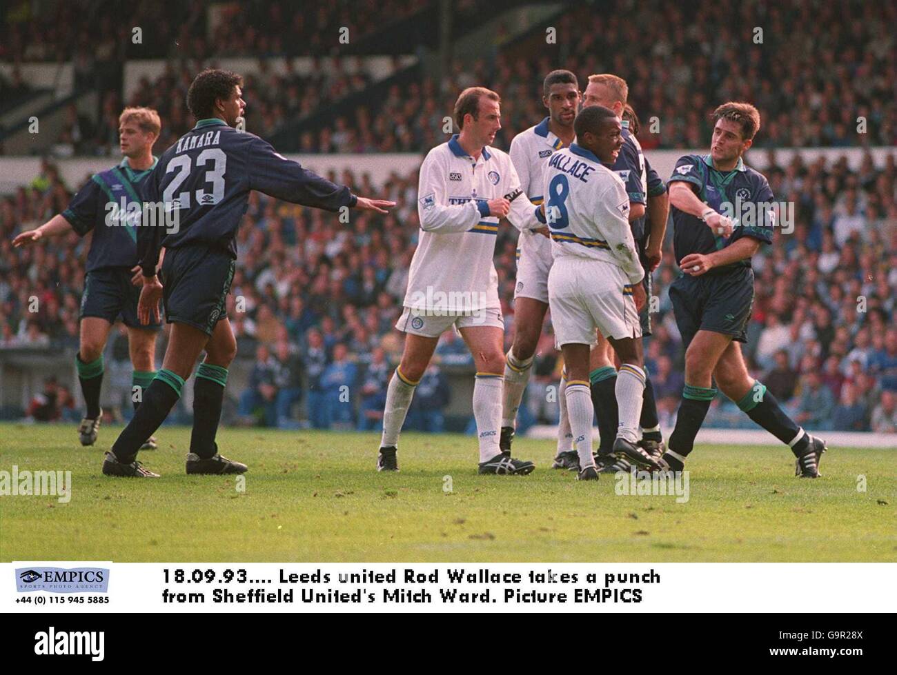 18.09.93. Leeds united Rod Wallace prende un pugno dalla Mitch Ward di Sheffield United. Immagine EMPICS Foto Stock
