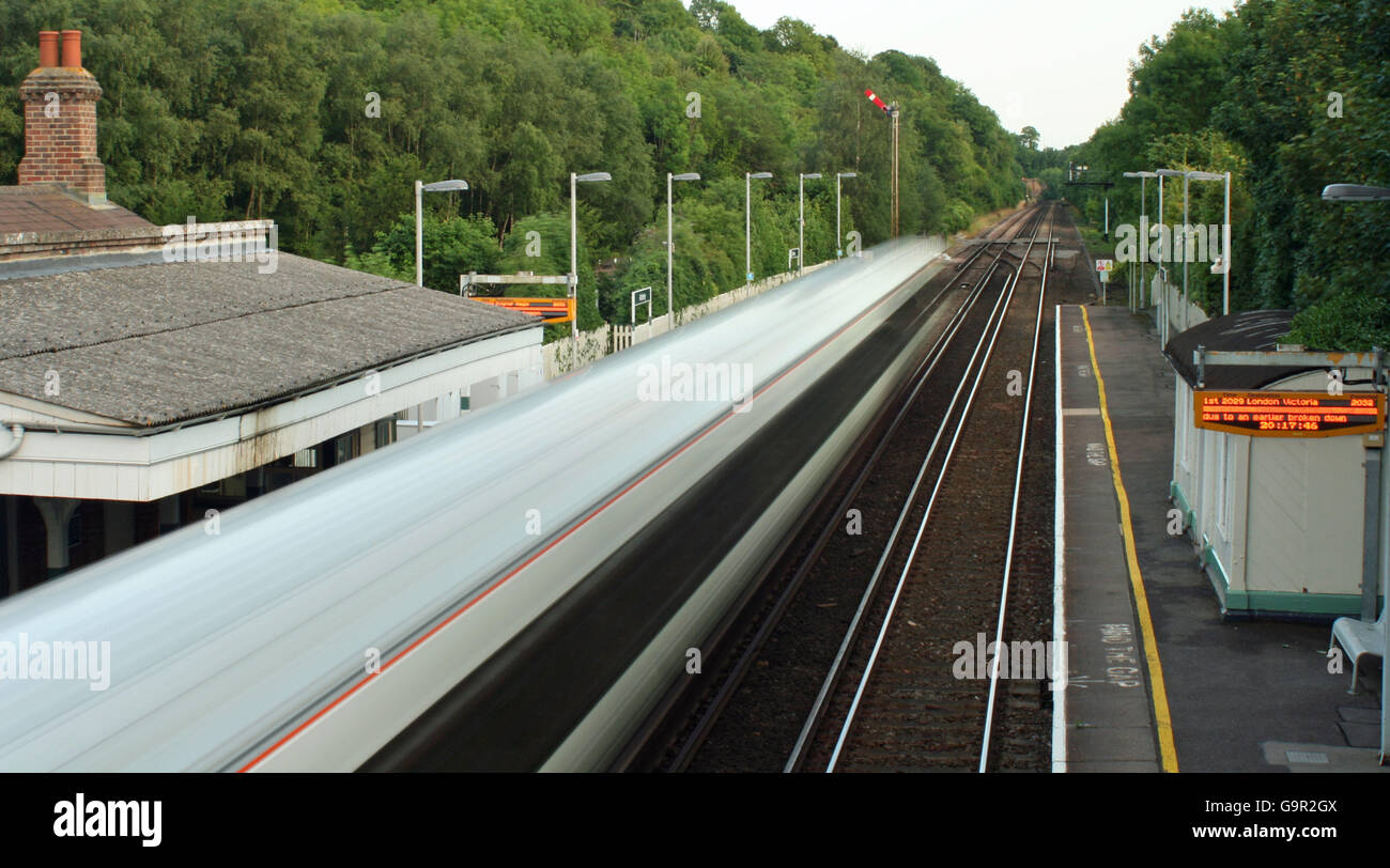 Stazione ferroviaria meridionale classe 377 Electrostar Gare sud attraverso Amberley Foto Stock