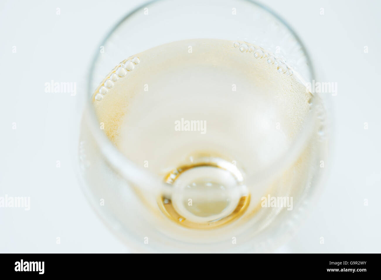 Close-up di freddo vino bianco con bolle Foto Stock