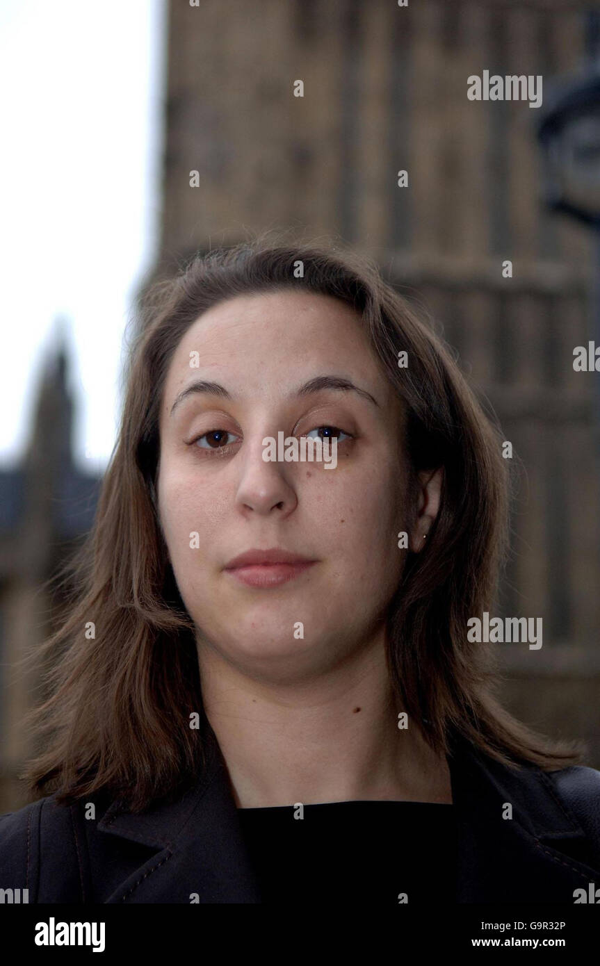 Susan Hull vedova di L/C di Horse Matty Hull, lascia una riunione per chiedere il gioco giusto sul finanziamento dell'inquest per il rifiuto del mod di assistere nella rappresentanza legale delle famiglie in lutto alle indagini dei soldati uccisi in Iraq, Bosnia, Deepcut e Catterick Barracks a Portcullis House nel centro di Londra. Foto Stock