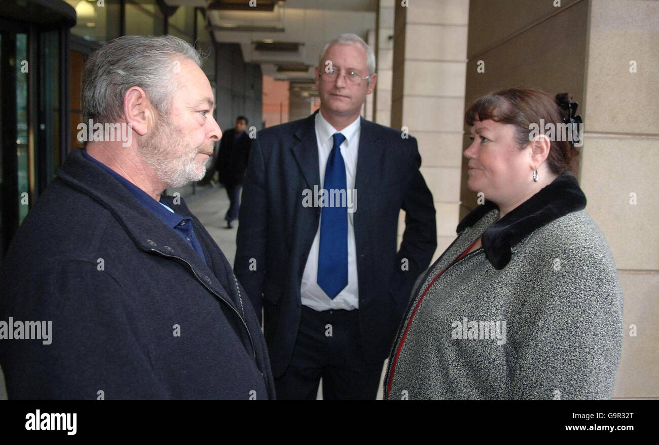 Joe McGregor, padre di L/C Derek McGregor, morto a Catterick, parla con Geoff (centro) e Diane Grey, il cui figlio PTE Geoff Grey morì a Deep Cut, Mentre lasciano una riunione per chiedere il gioco giusto sul finanziamento di ricerca sopra il rifiuto del mod di assistere nella rappresentanza legale delle famiglie in lutto alle indagini dei soldati uccisi in Iraq, Bosnia, Deepcut e Catterick Barracks a Portcullis House nel centro di Londra. Foto Stock