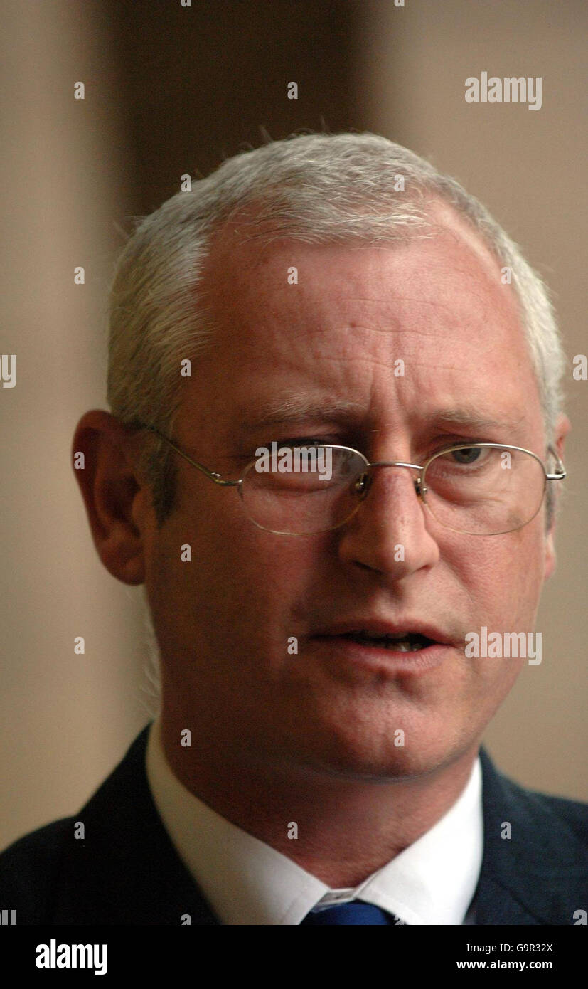 Geoff Gray il cui figlio PTE Geoff Gray è morto a Deep Cut, lascia una riunione per chiedere gioco equo sul finanziamento di inquest per il rifiuto di mod di assistere nella rappresentanza legale delle famiglie di lutto a indagare sui soldati uccisi in Iraq, Bosnia, Caserma Deepcut e Catterick a Portcullis House nel centro di Londra. Foto Stock