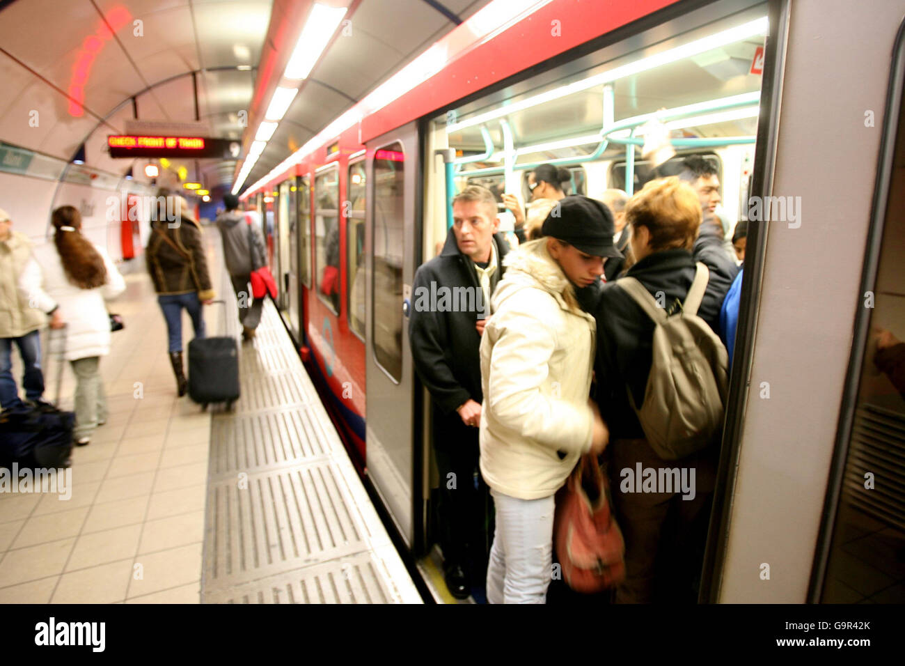 I passeggeri si affollano su un treno alla stazione Bank sulla linea Docklands Light Railway di Londra. Foto Stock