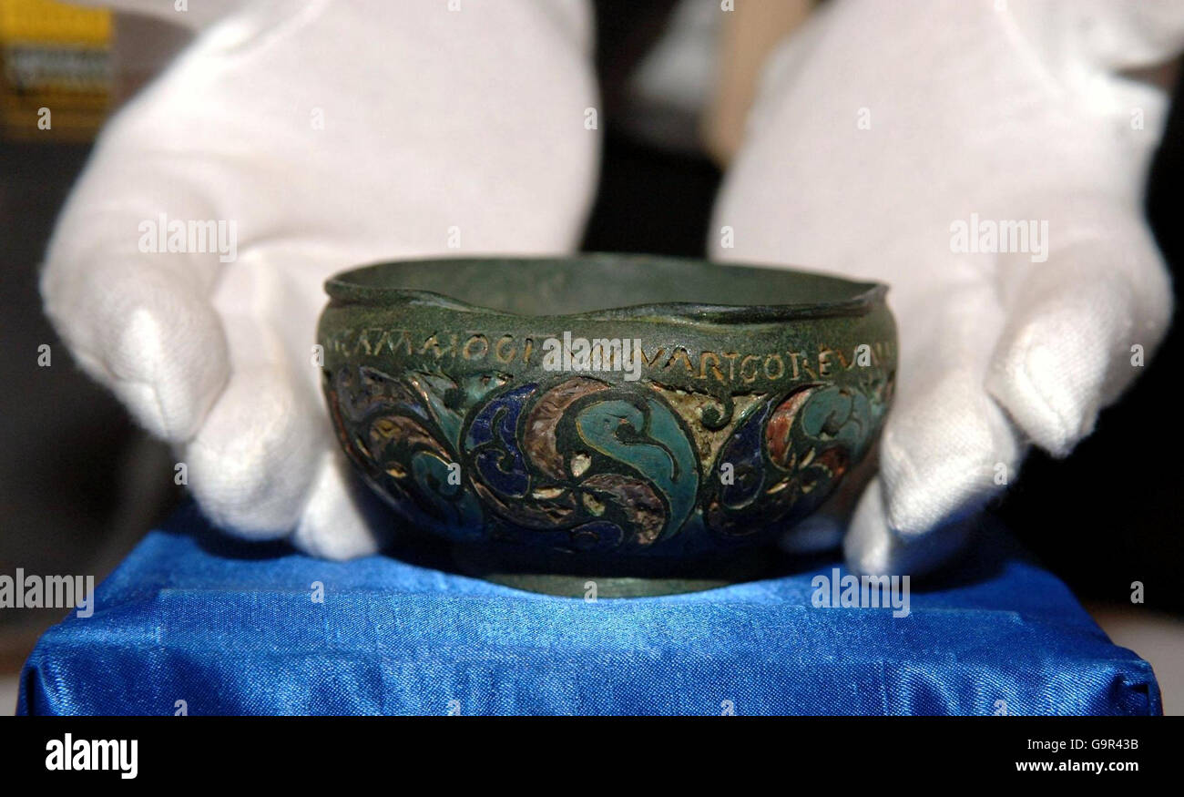Circa 2000 anni di ceramica romana chiamata la Staffordshire Moorland Pan in mostra ai tesori della mostra del Nord in mostra alla House of Commons nel centro di Londra. Foto Stock