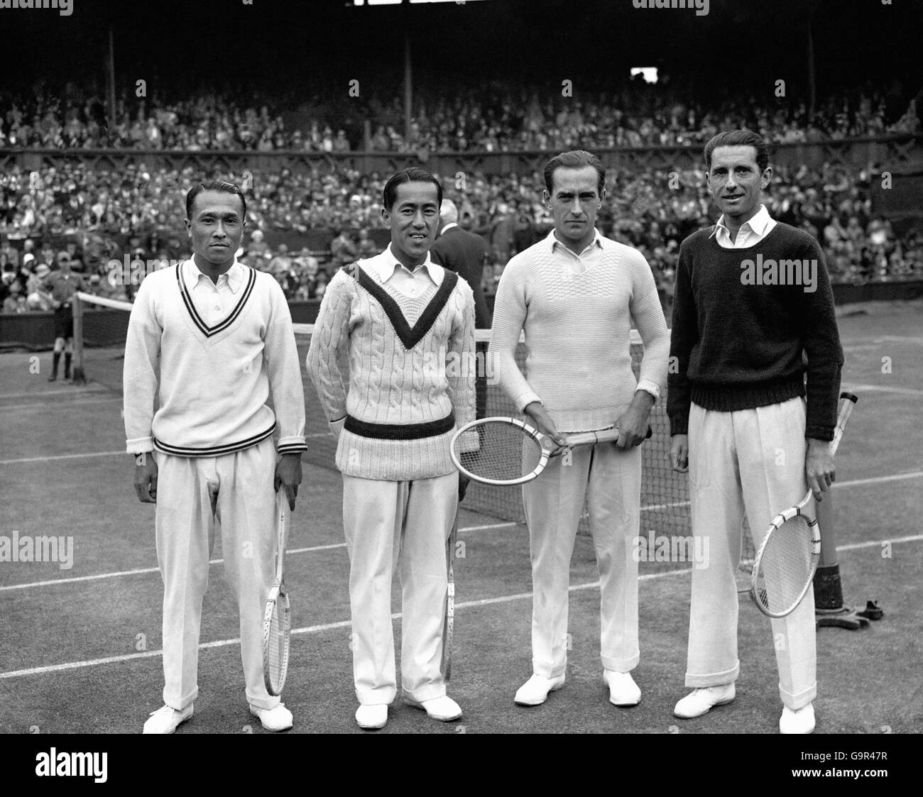 (L-R) i Aoki e R Miki in Giappone si allineano con Henri Cochet e Jacques Brugnon in Francia prima della loro partita Foto Stock