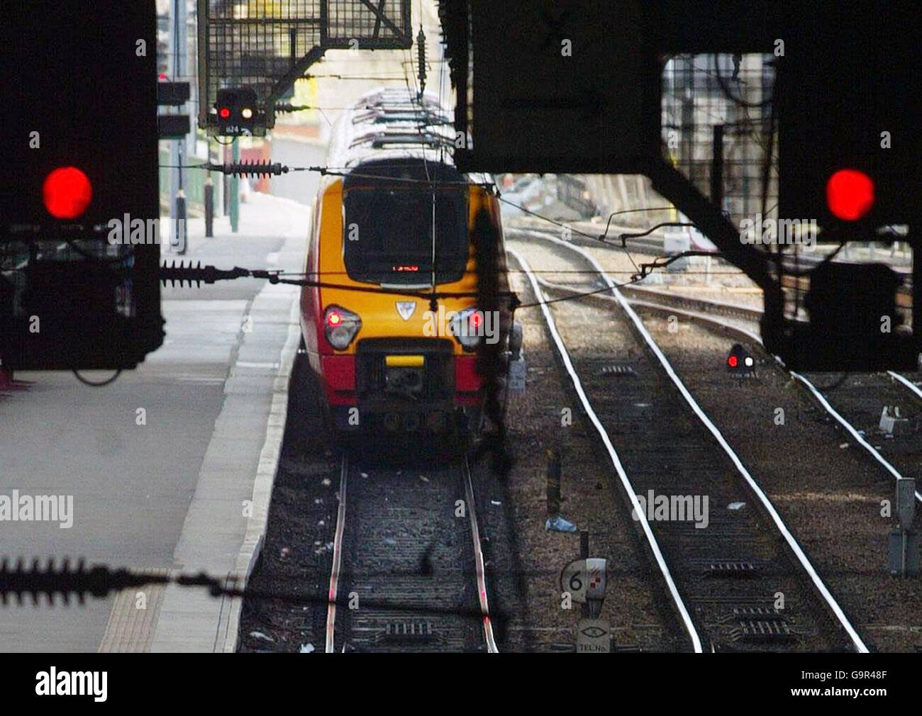 Un treno parte alla stazione Waverley di Edimburgo il primo giorno di uno sciopero di 48 ore da parte dei lavoratori RMT Signal in tutta la Scozia. Foto Stock