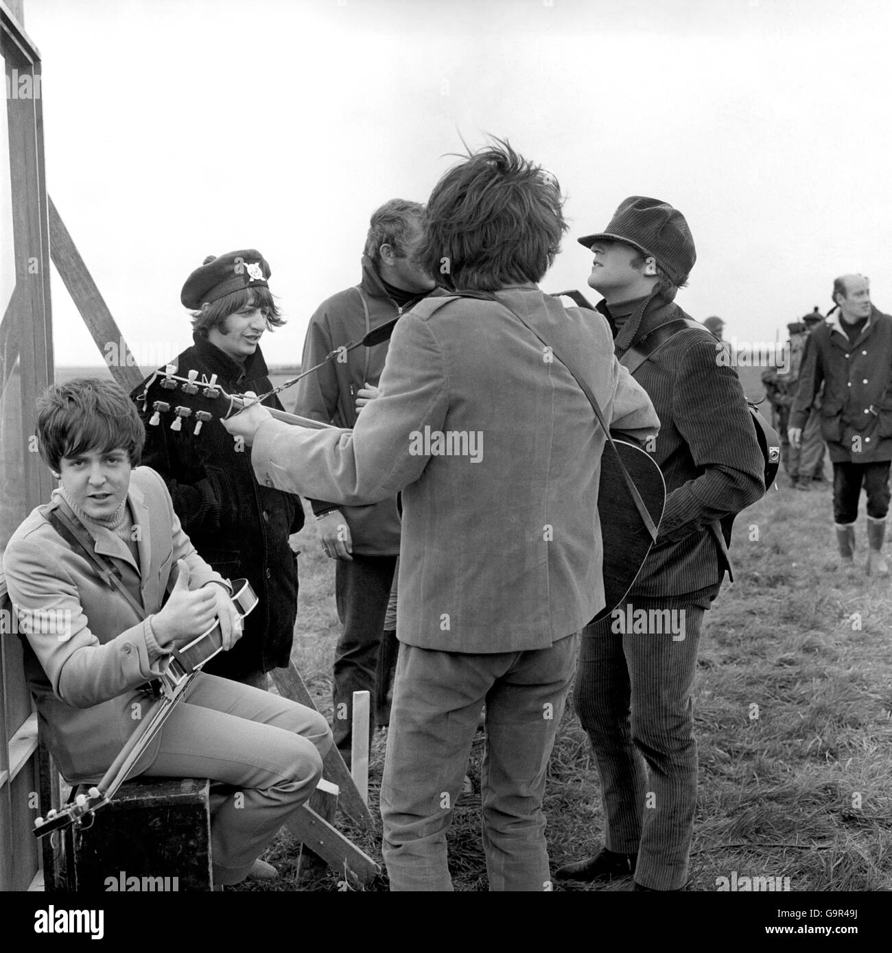 I Beatles (sinistra - destra) John Lennon, Ringo Starr, Paul McCartney e George Harrison su Salisbury Plain durante le riprese di 'Help'. Foto Stock