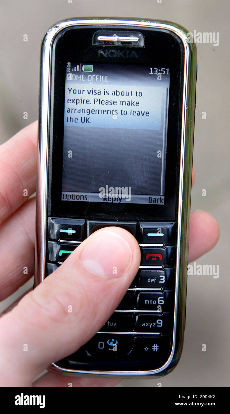 Immagine fotografica di un telefono cellulare che visualizza un messaggio simile a quello che sarà destinato agli immigrati, con la lettura: 'Il visto sta per scadere, si prega di prendere accordi per lasciare il Regno Unito.' Foto Stock