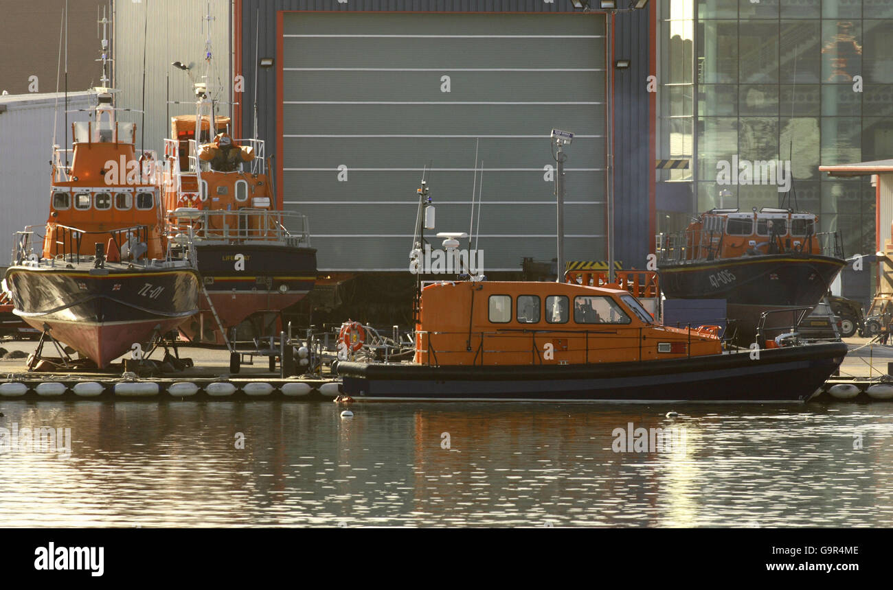 L'experamental Fast Carriage Boat 2 (FCB2) della RNLI è in acqua presso la sede centrale della Charity a Poole Dorset. Il progetto mira a sviluppare la sostituzione del motoscafo di salvataggio della classe Mersey lanciato su carrozza. Sono attualmente presenti 37 stazioni Merseys, che operano da 30 stazioni, con 24 stazioni che lanciano e recuperano la barca direttamente dalla spiaggia. In quanto tale, la RNLI ha gestito due progetti contemporaneamente: Uno per produrre una barca sperimentale e l'altro per sviluppare le sue attrezzature di lancio e recupero. Lo scafo e la sovrastruttura della barca sono stati costruiti da Green Marine a Lymington e poi Foto Stock