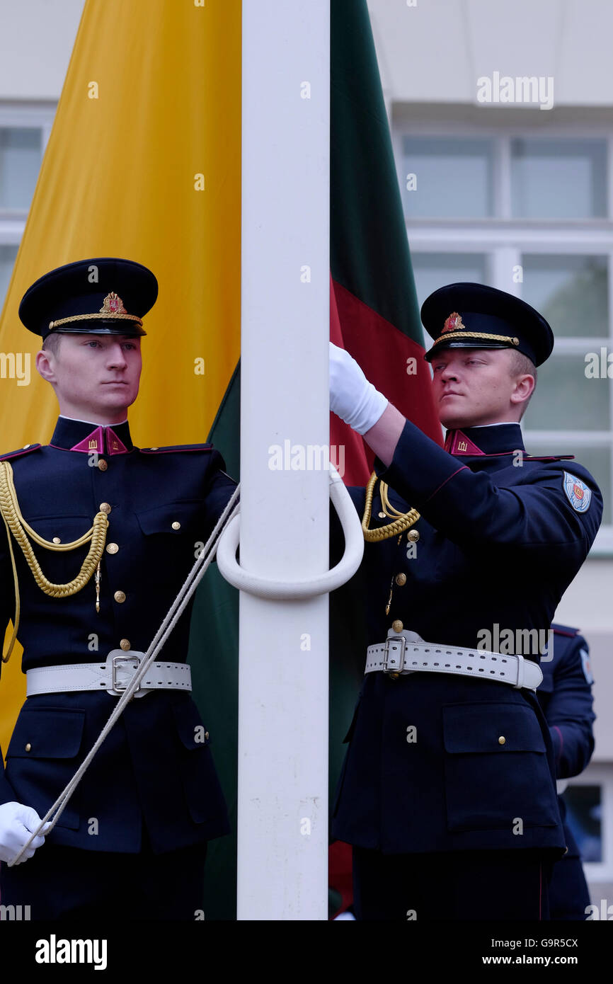 Membri dell'aeronautica lituana o LAF il ramo dell'aviazione militare delle forze armate lituane solleva la bandiera nazionale lituana durante la cerimonia del cambio di guardia di fronte al palazzo presidenziale nella città vecchia di Vilnius, la capitale della Lituania Foto Stock