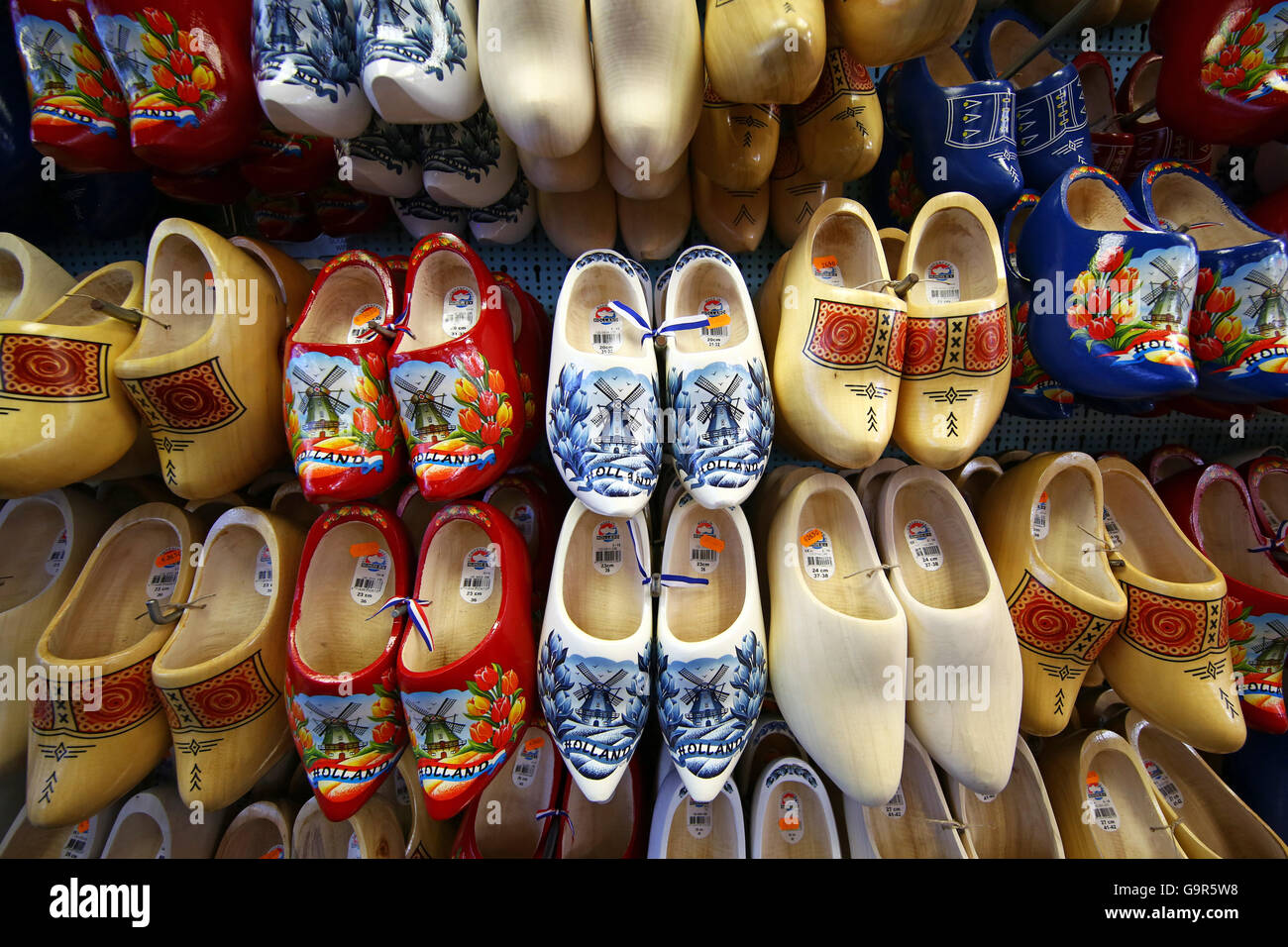 Zoccoli di legno in vendita nel mercato dei fiori di Amsterdam, Olanda Foto Stock