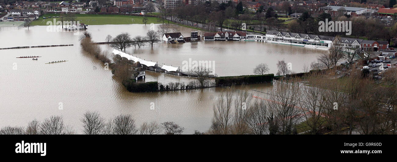 I vogatori si allenano in un campo vicino al Worcestershire Cricket Ground dopo la quarta inondazione dell'inverno. Il fiume Severn ha fatto esplodere le sue rive per lasciare più di un piede d'acqua che si trova attraverso il campo esterno e la piazza con solo sei settimane di andare prima del campionato di apertura della contea scontro con Durham. Foto Stock