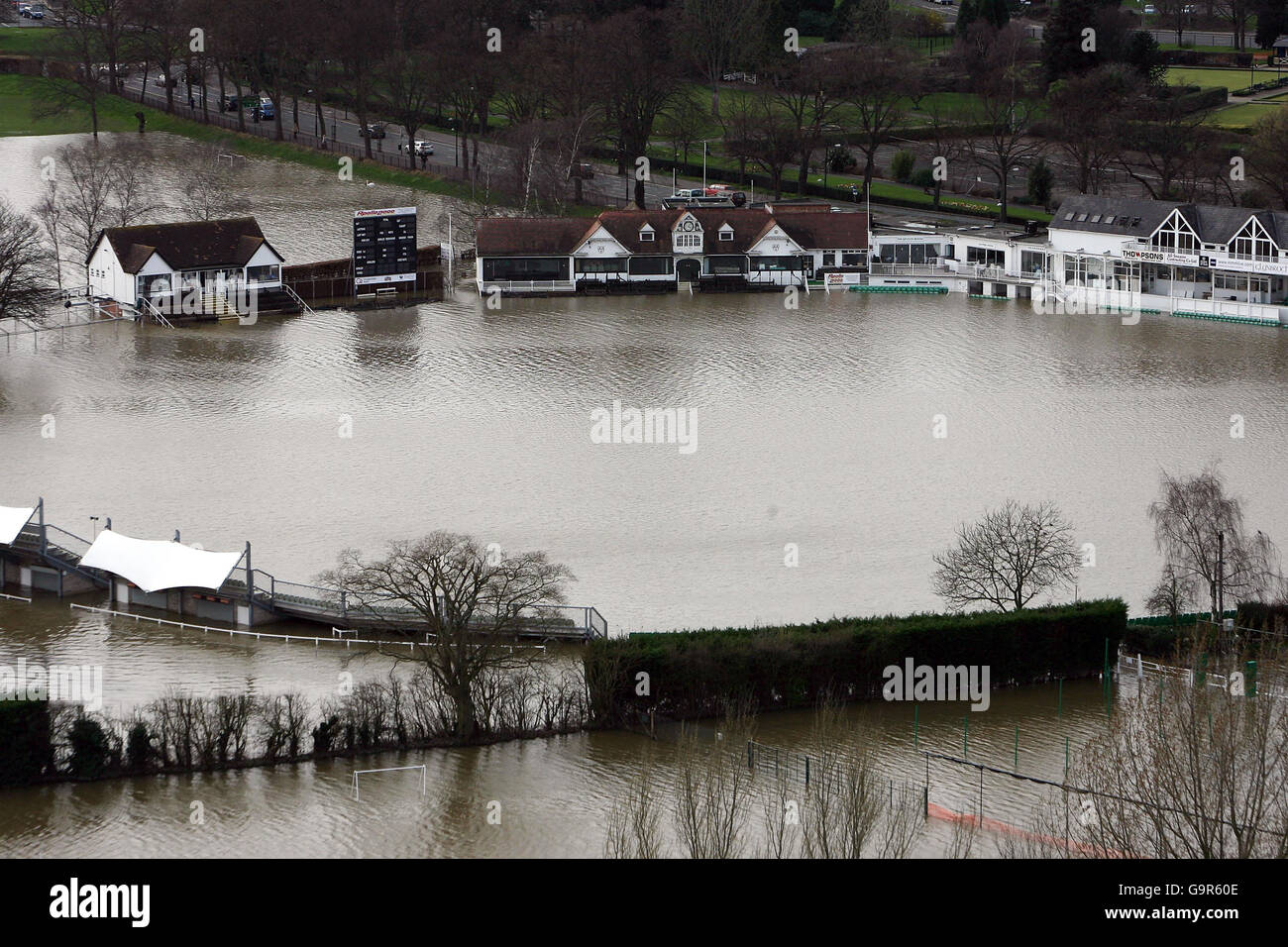 Worcestershire Cricket Ground New Road dopo la quarta inondazione dell'inverno. Il fiume Severn ha fatto esplodere le sue rive per lasciare più di un piede d'acqua che si trova attraverso il campo esterno e la piazza con solo sei settimane di andare prima del campionato di apertura della contea scontro con Durham. Foto Stock