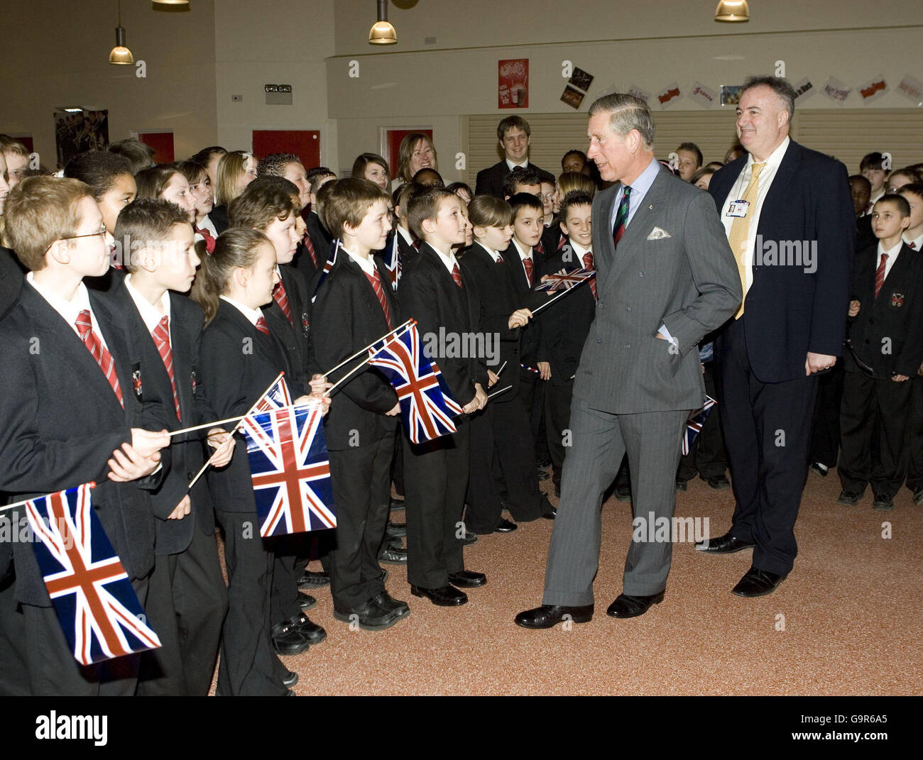 Il Principe del Galles visita la Robert Clark Comprehensive School a Dagenhan, a est di Londra, che è stata trasformata in una delle scuole di maggior successo a Londra sotto il direttore Paul Grant (cravatta gialla). Foto Stock