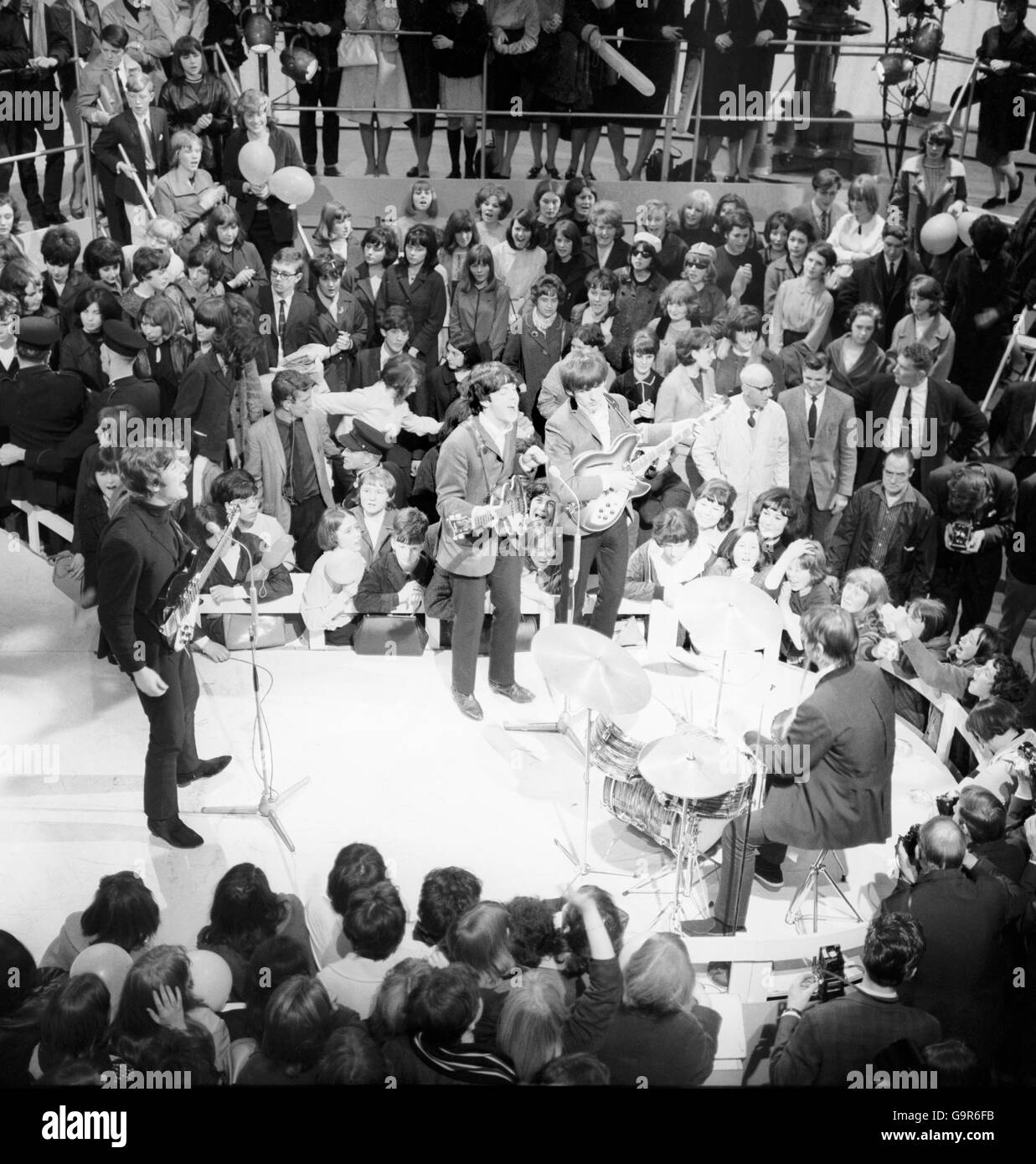 The Beatles Rediffusion's Wembley Studio in prova per 'Around the Beatles', il primo programma televisivo britannico costruito intorno al gruppo. Foto Stock