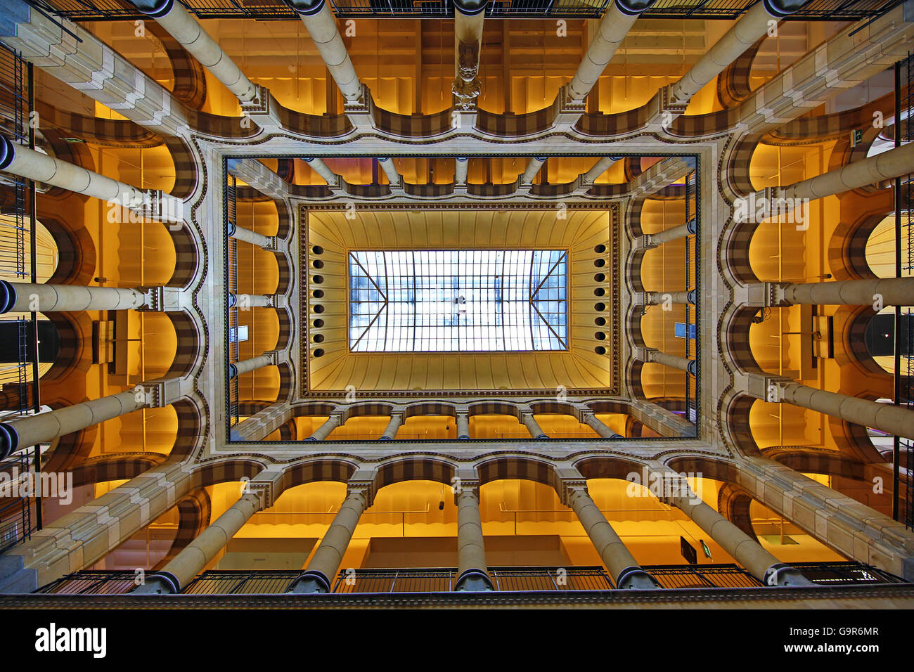 Interno del centro commerciale Magna Plaza e il mall in Amsterdam, Olanda Foto Stock