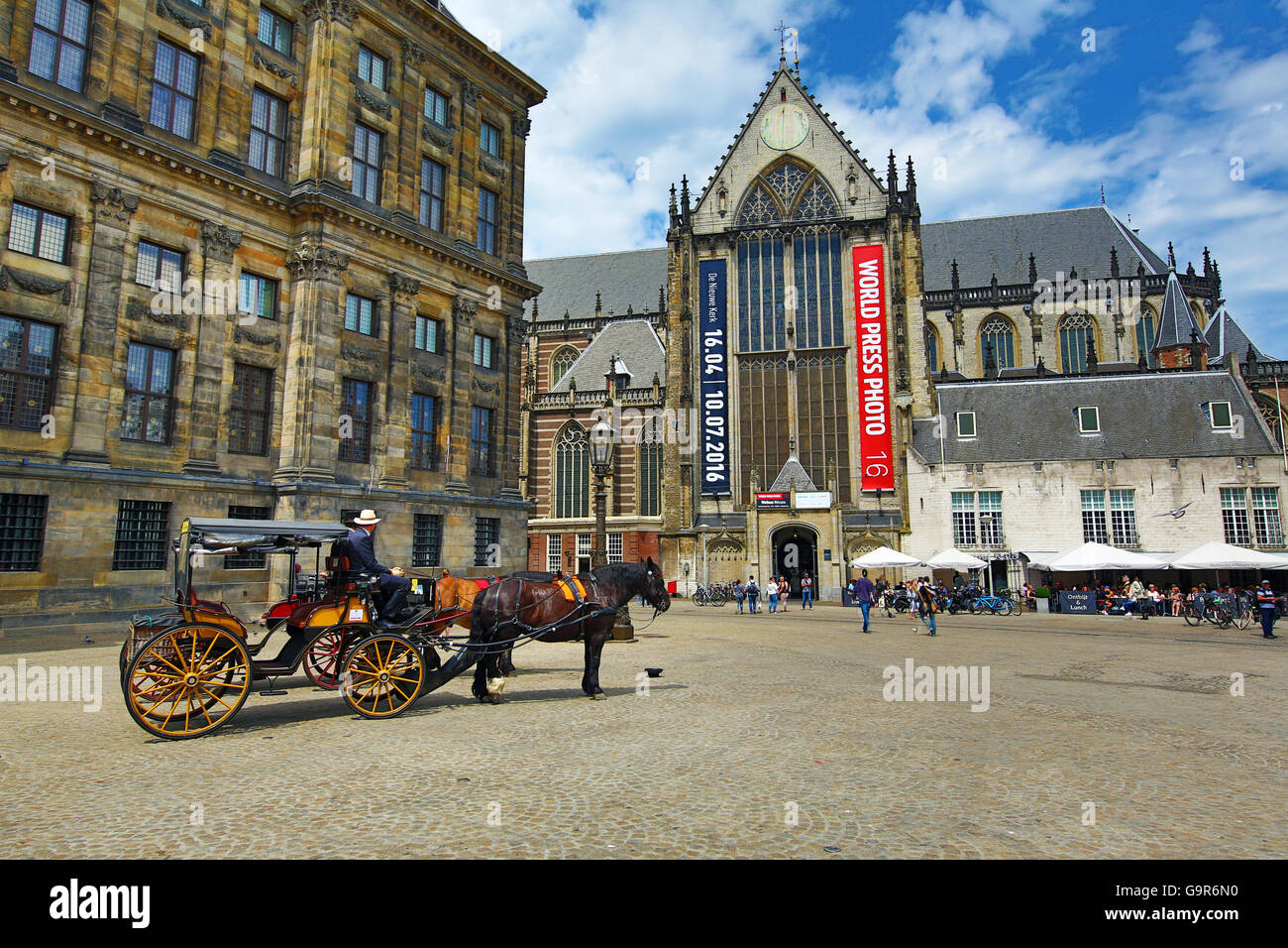 Carrozza trainata da cavalli e chiesa Nieuwe Kerk in Piazza Dam ad Amsterdam, Olanda Foto Stock