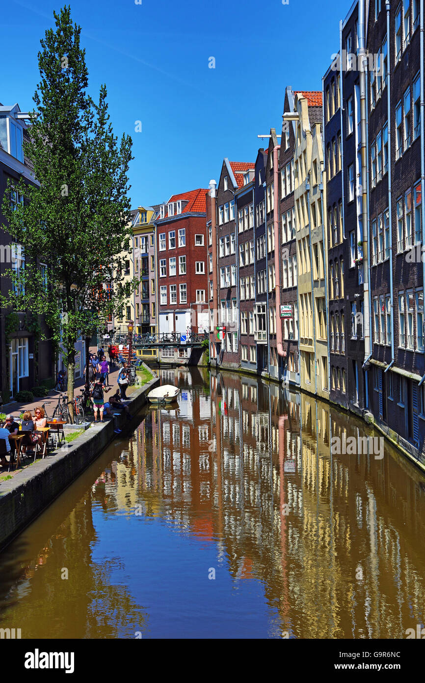 Case su Oudezijds Achterburgwal canal a Amsterdam, Olanda Foto Stock