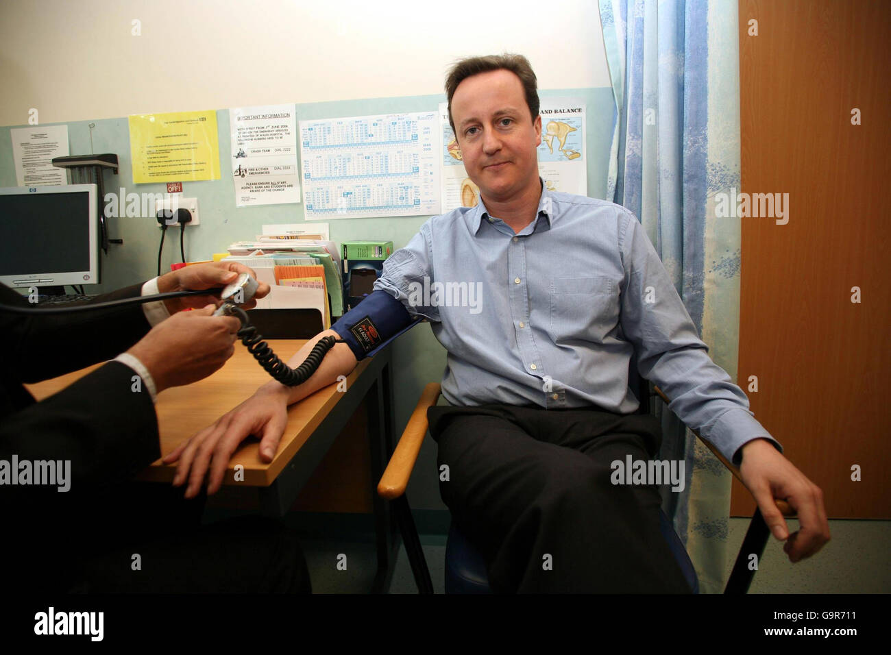 Il leader conservatore David Cameron ha testato la sua pressione sanguigna in occasione di una visita al Princess of Wales Memorial Hospital di Ely, dove ha annunciato una consultazione che propone budget per la recinzione ad anello per interventi di sanità pubblica per garantire che i soldi siano spesi meglio. Foto Stock