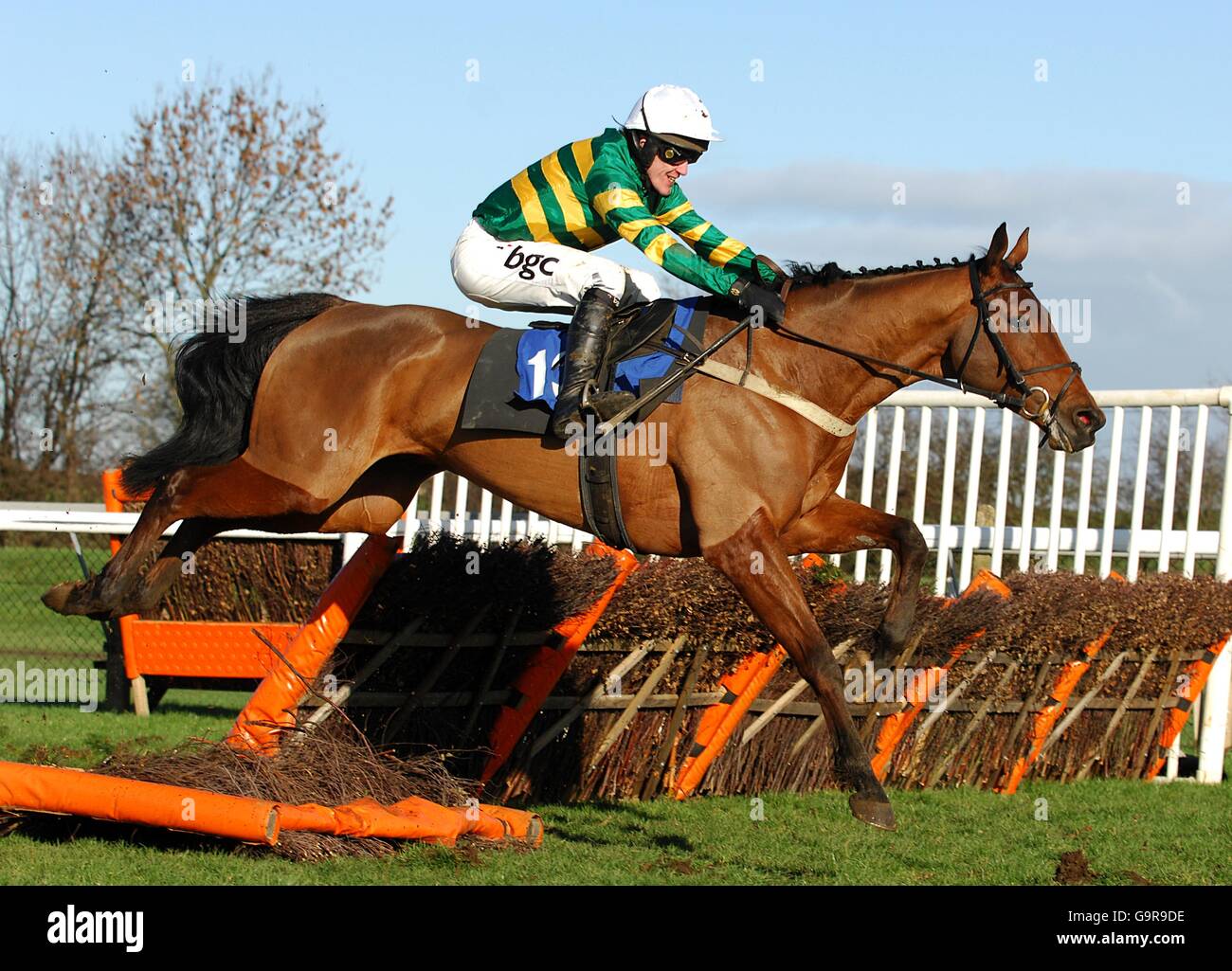 L'uomo logico, riden da A. P. McCoy saltare una recinzione all'ippodromo di Huntington durante l'ostacolo del migliore novizio d'affari della gente (Divisione 2). Foto Stock