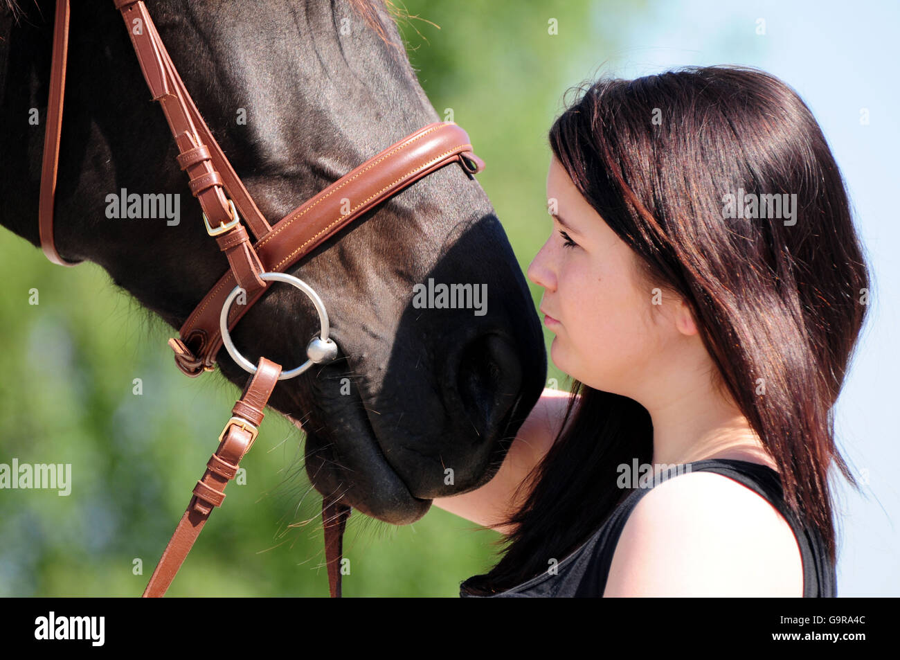 Ragazza con Cavallo / Thouroughbred, briglia, narici Foto Stock