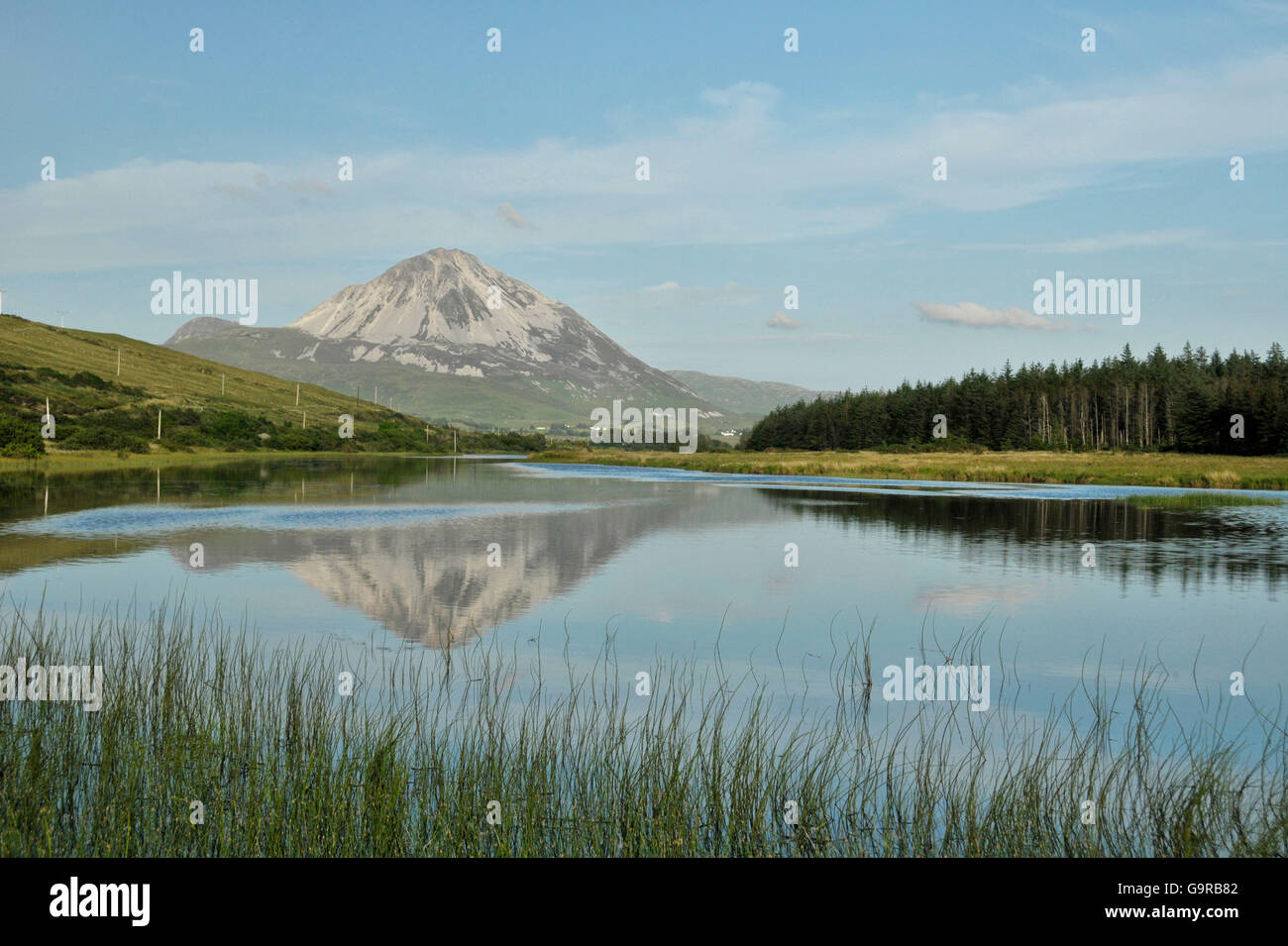 Vista di Mount Errigal da Gweedore, County Donegal, Irlanda / Clady River Foto Stock