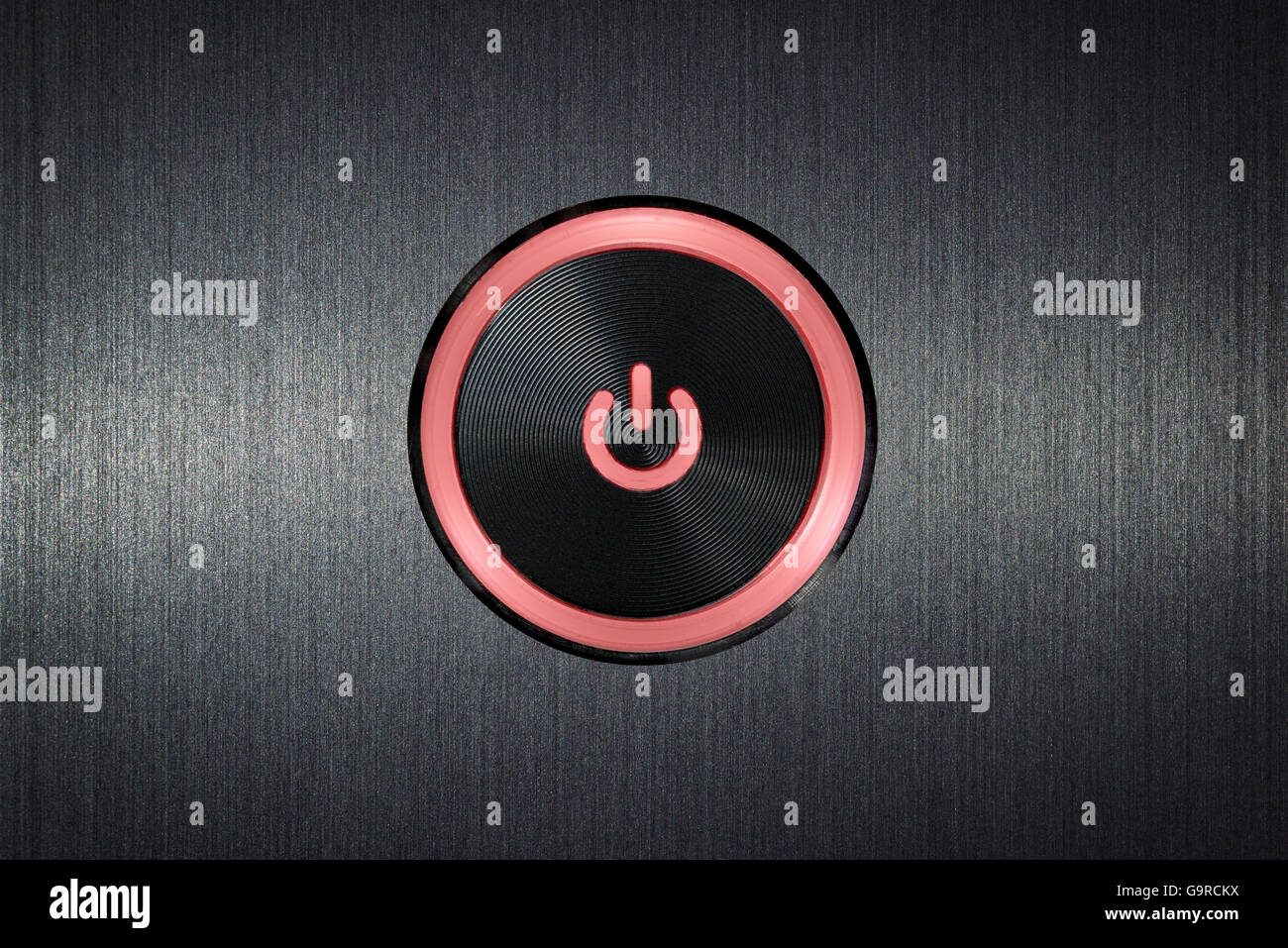 Il pulsante interruttore su off con simbolo sul grigio scuro dello sfondo metallico Foto Stock