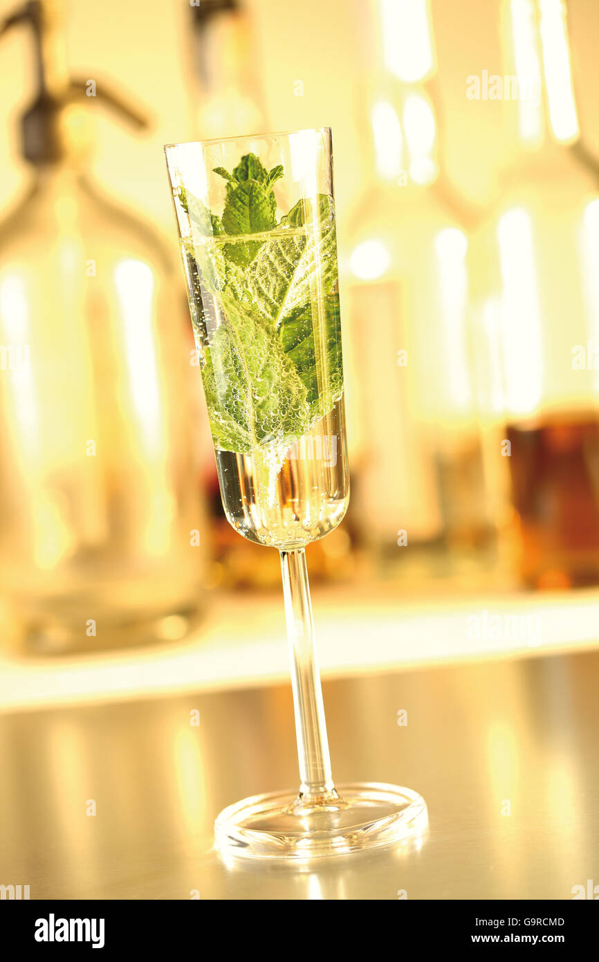 Spumante fresco cocktail mojito in un vetro di elevata Foto Stock
