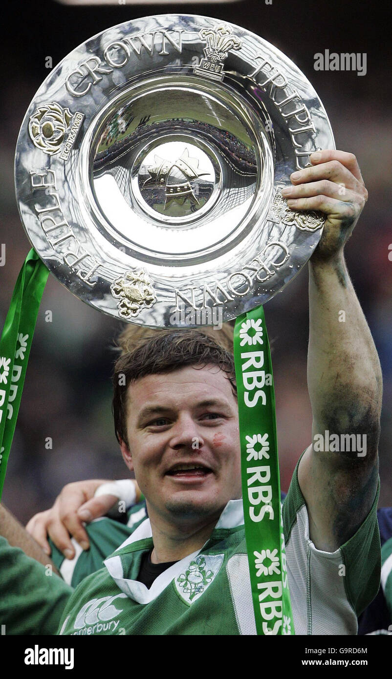 Brian o'Driscoll in Irlanda celebra la vittoria del 19-18 con la Triple Crown dopo la partita RBS 6 Nations a Murrayfield, Edimburgo. Foto Stock