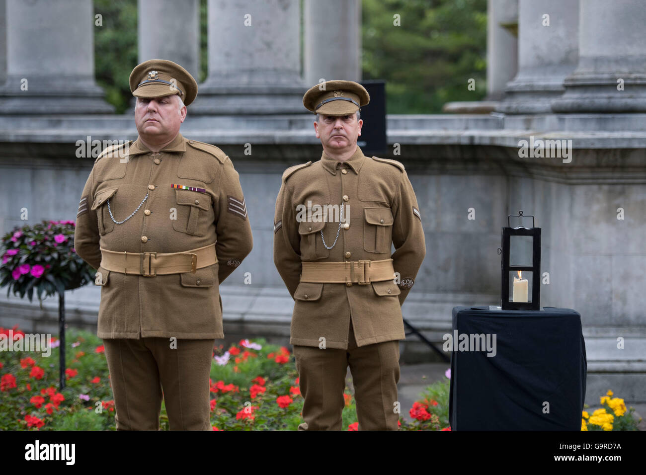 Soldati durante un servizio in occasione del centenario della Battaglia delle Somme in giardini Alexandra, Cathays Park Foto Stock