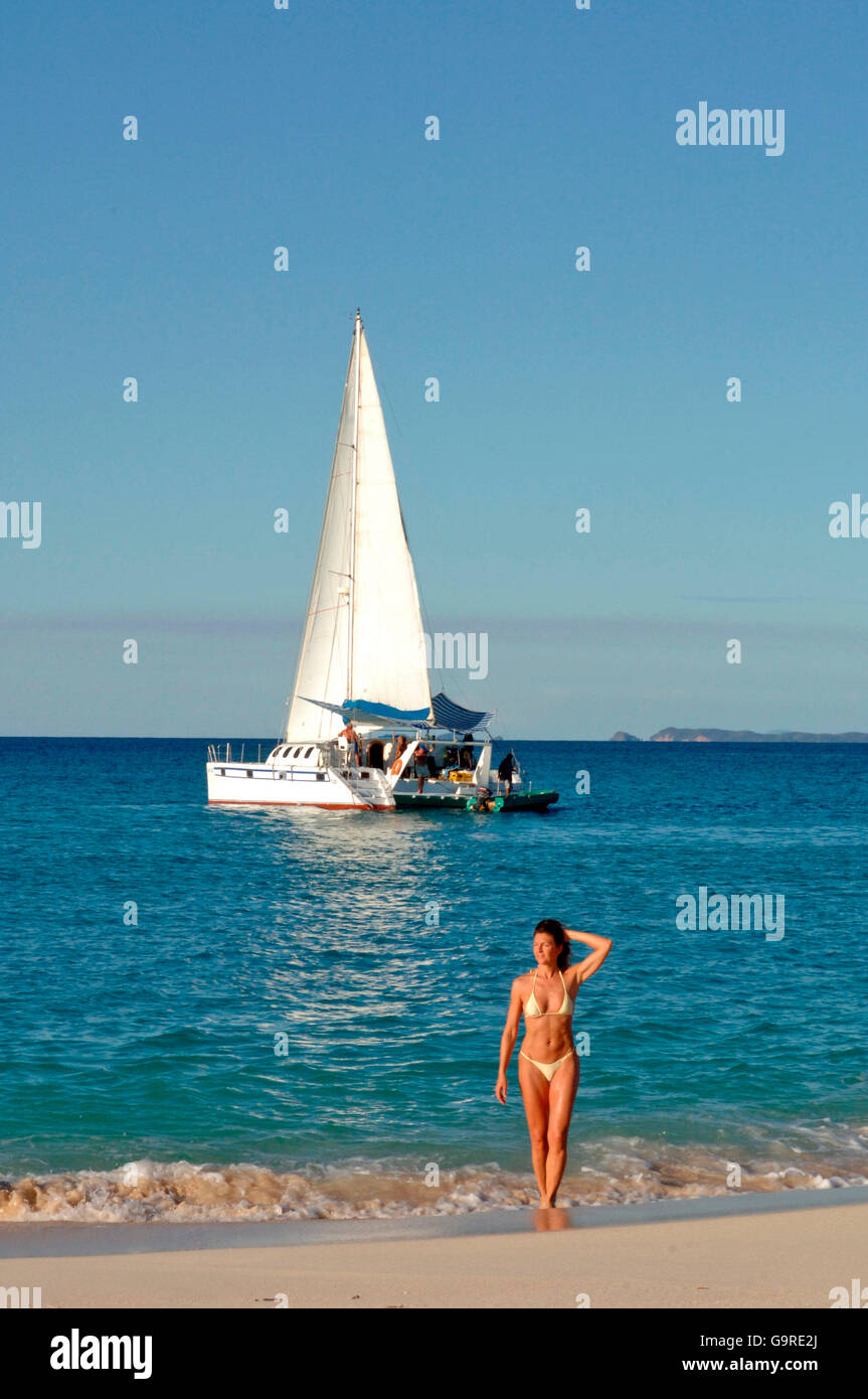 Donna alla spiaggia, isola di Nosy Be, Madagascar / catamarano Foto Stock