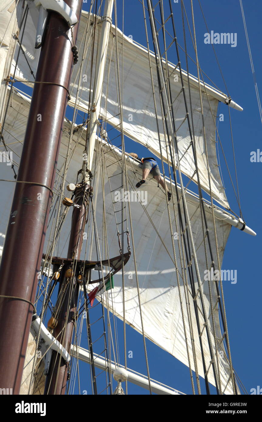 Uomo sulla vela quadra, barca a vela, Mare Mediterraneo, Italia / Windjammer, Dhow Foto Stock
