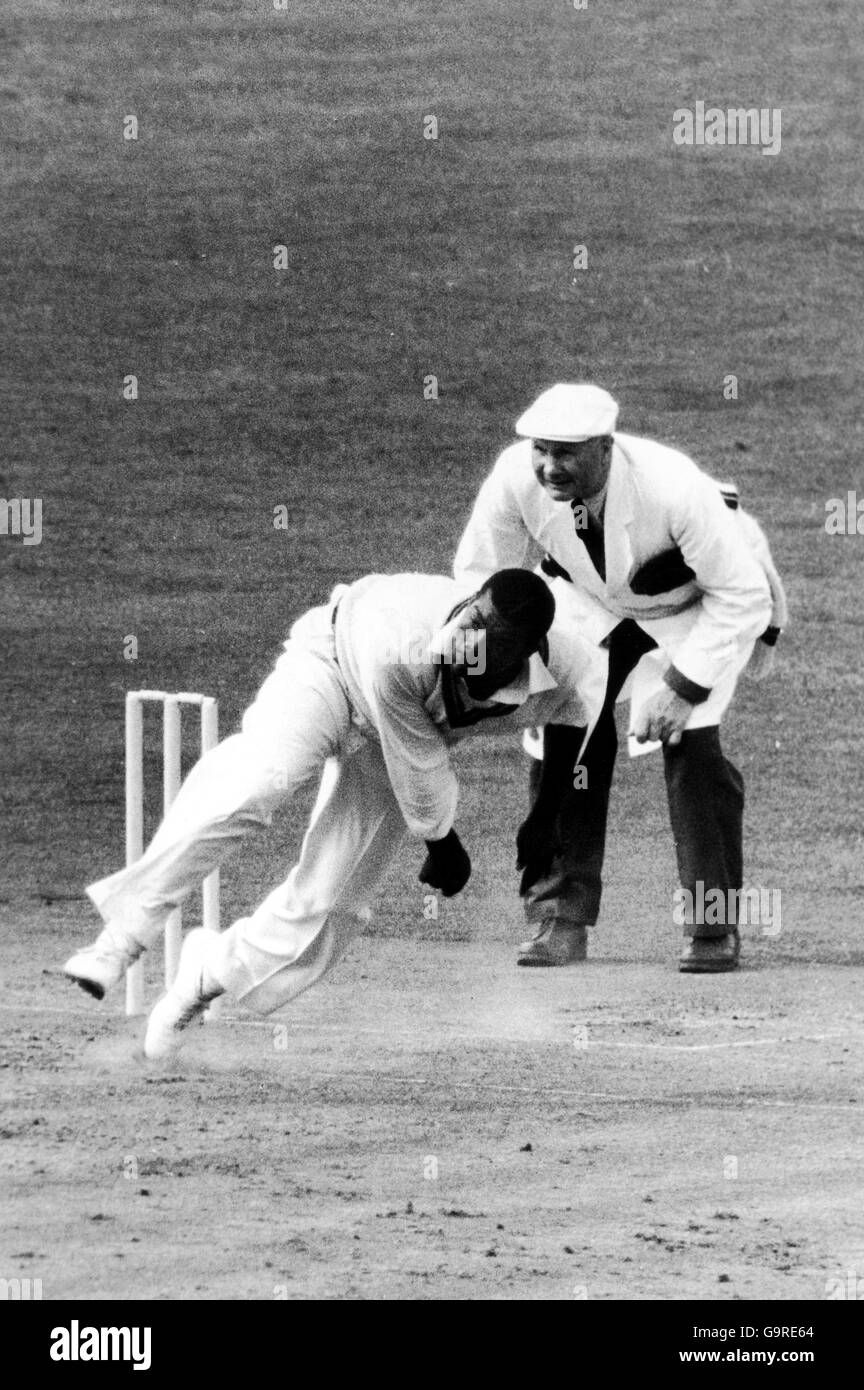 Cricket - quarto test - Inghilterra / Indie occidentali - secondo giorno. Bowling Charlie Griffith delle Indie Occidentali Foto Stock