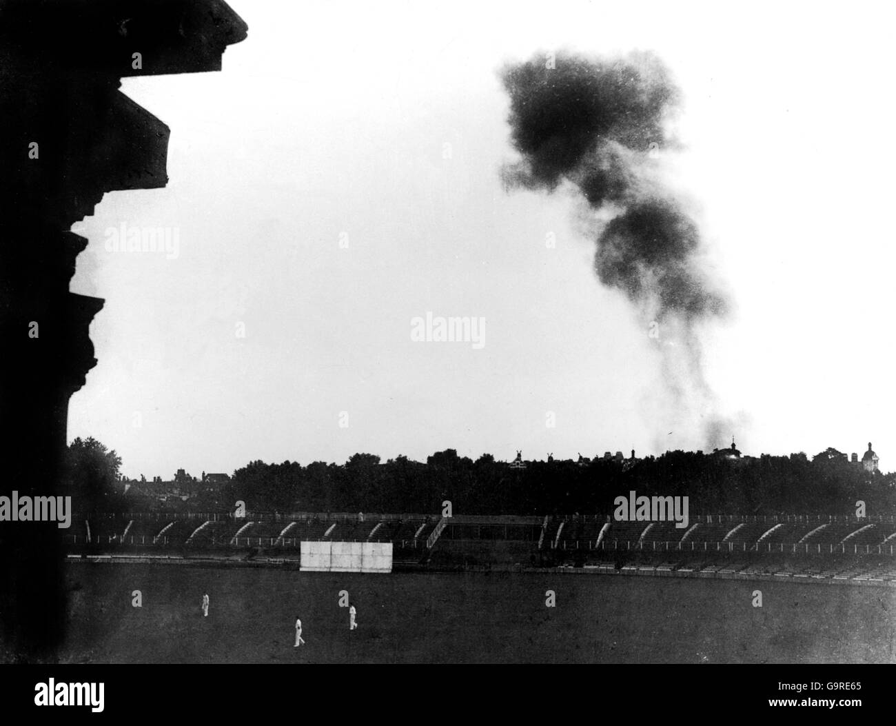 Cricket - Army / RAF - Lord's. Il fumo di un doodlebug sale su Lord durante una partita in tempo di guerra Foto Stock Cricket - Army / RAF - Lord's. Il fumo di un doodlebug sale su Lord durante una partita in tempo di guerra Foto Stock