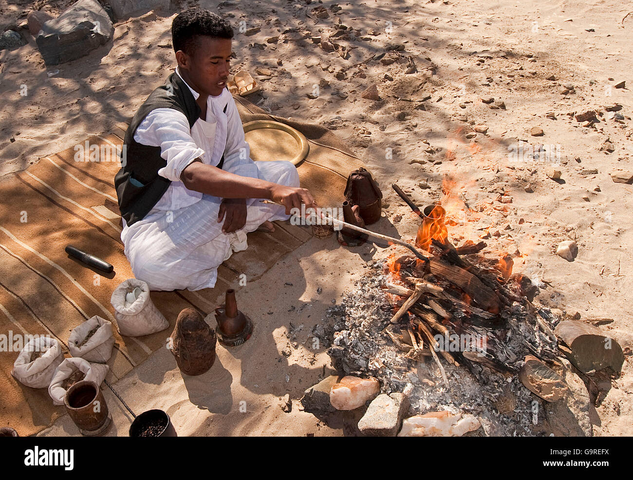 Beduino, rendendo il caffè sul fuoco aperto, Egitto Foto Stock