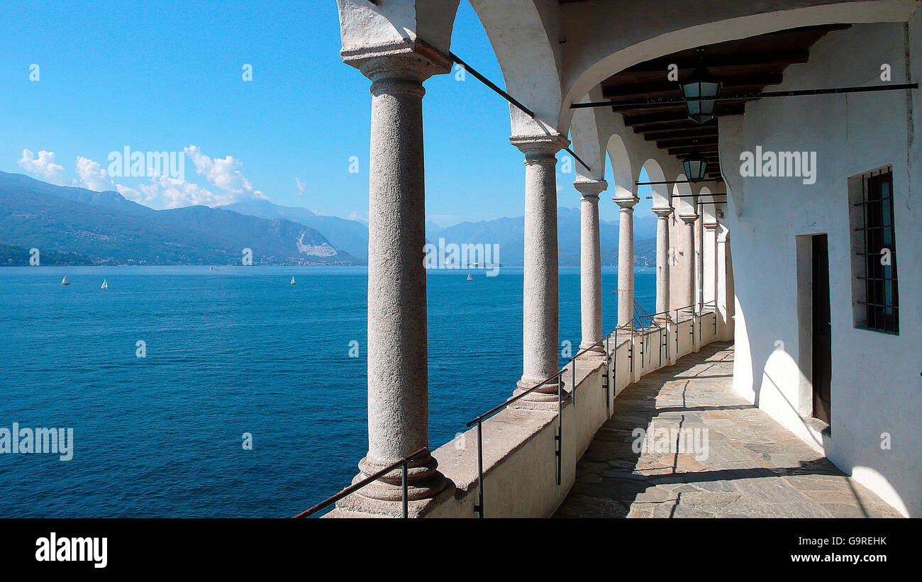 Eremo di Santa Caterina del Sasso Ballaro, Cattolica monastero, colonnato, Lago Maggiore, Leggiuno, provincia di Varese, Lombardia, Italia Foto Stock