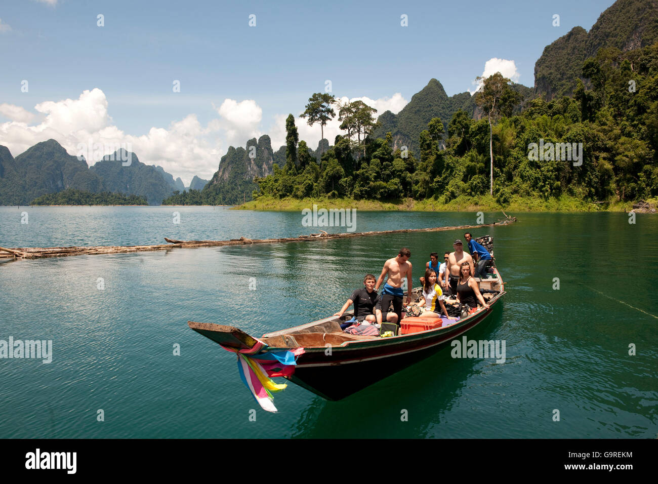 Serbatoio, longtail boat, subacquei, Khao Lak, Khao Sok national park, Surat Thani Provincia, Thailandia Foto Stock