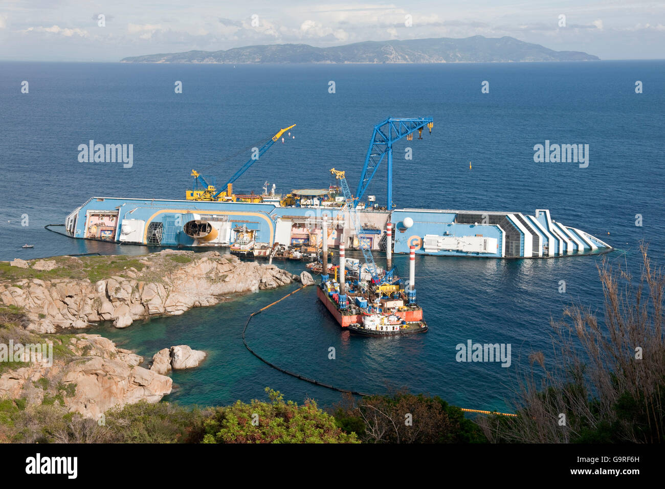 Il lavoro di recupero a affondamento nave da crociera Costa Concordia, al porto di Isola del Giglio, Toscana, Italia / nave da crociera, Isola del Giglio Foto Stock