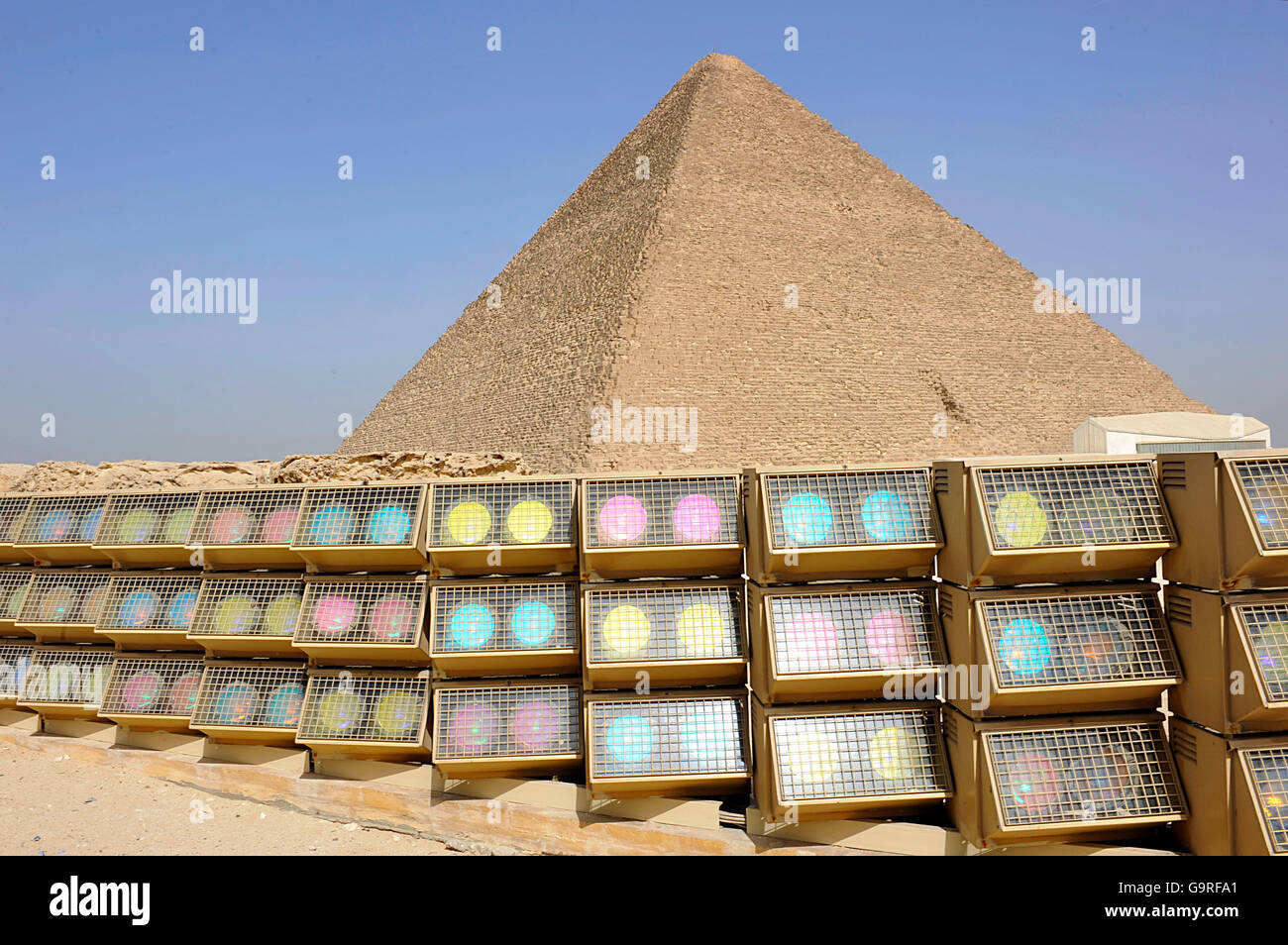 La Grande Piramide di Giza, lampade per luce mostra, le Piramidi di Giza, Giza Egitto / Piramide di Khufu Foto Stock