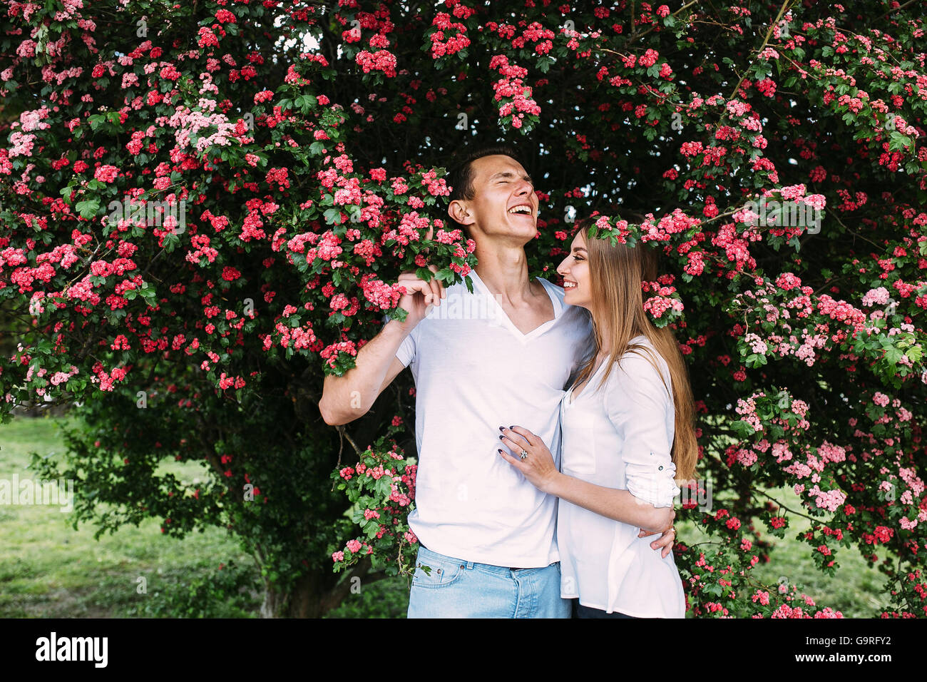 Giovane coppia felice in amore all'aperto Foto Stock