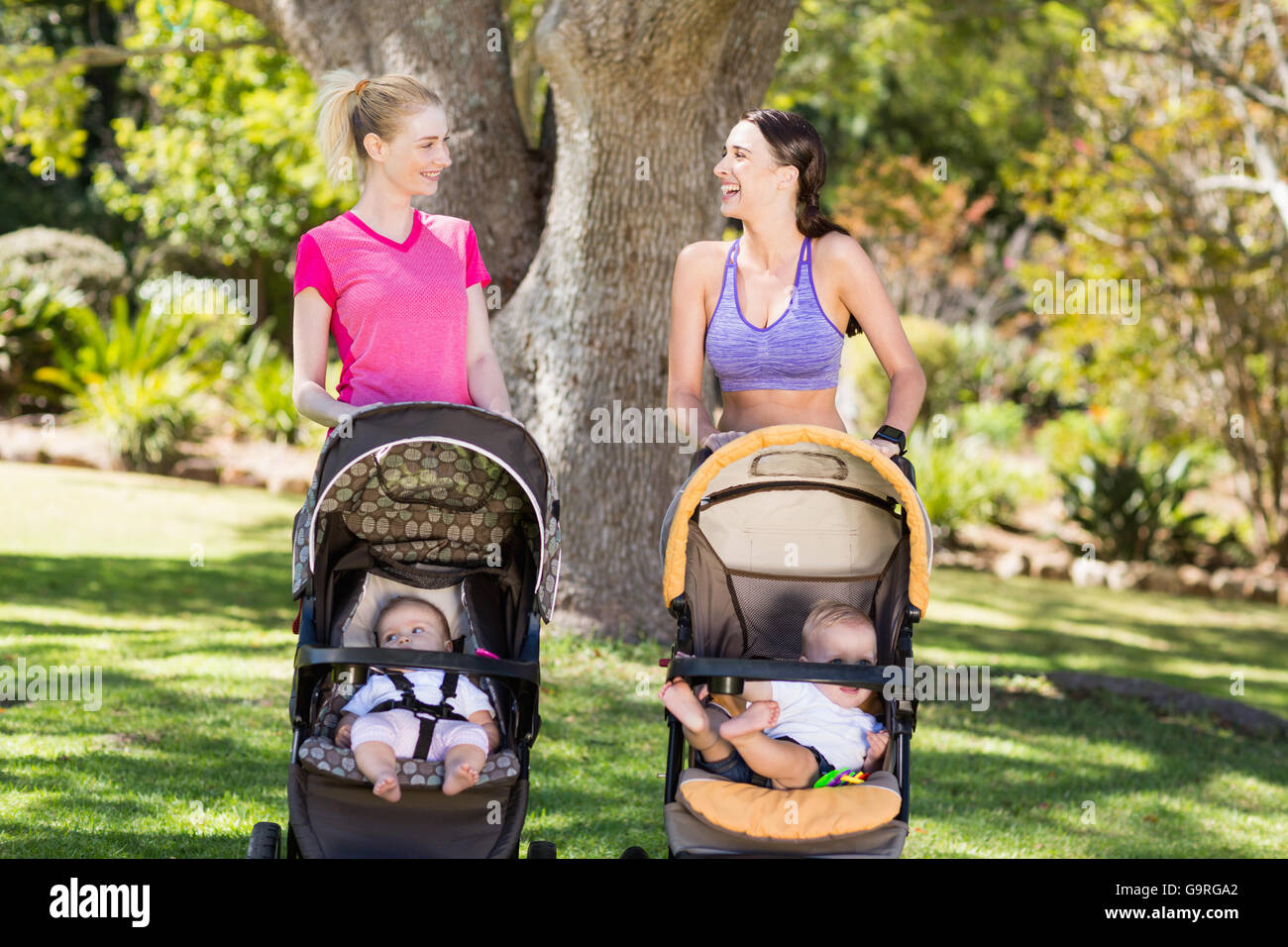 Le donne in piedi con il passeggino Foto Stock