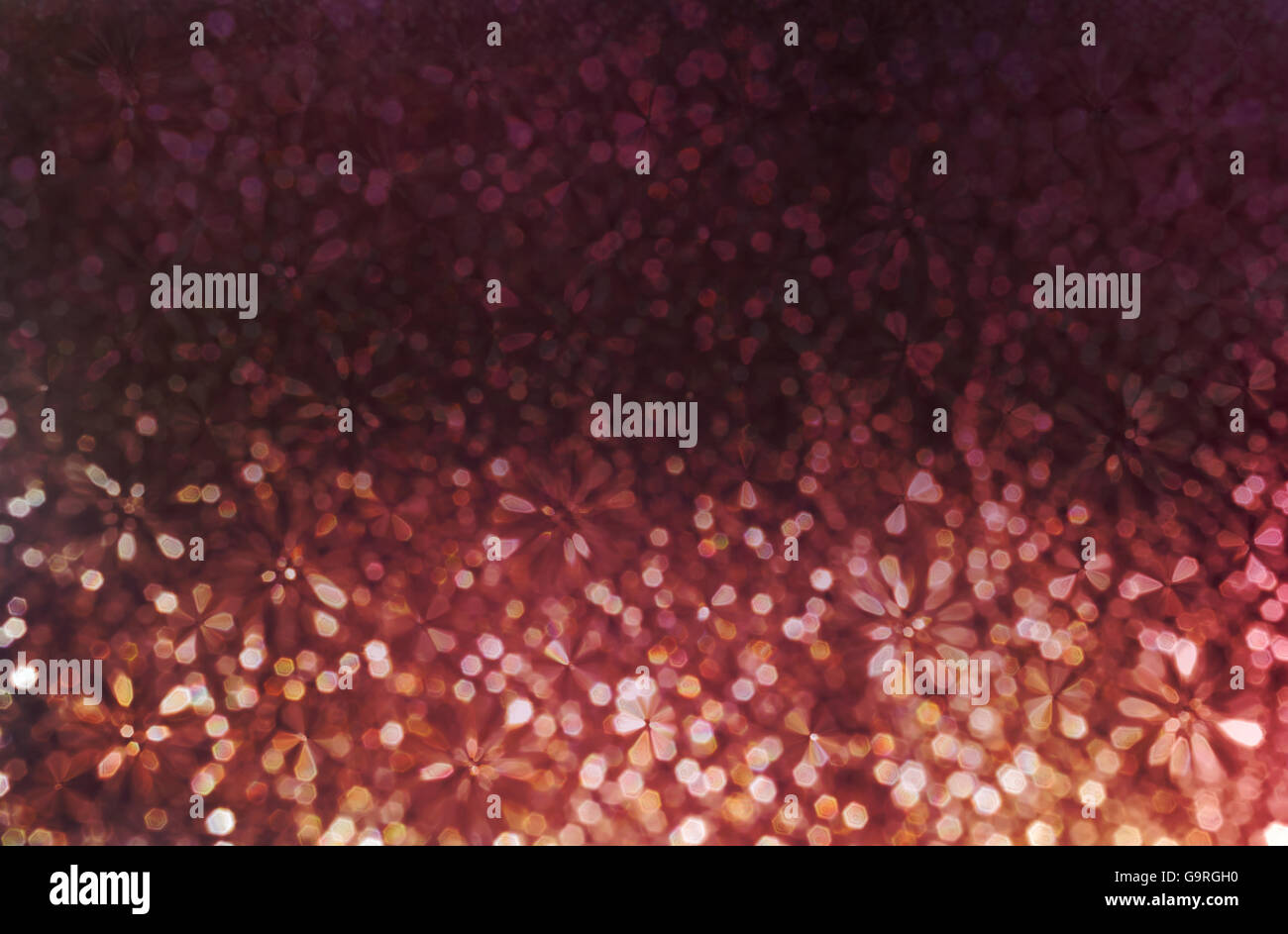 Scintilla colorati e bagliore luminoso colorato bokeh luce in viola mammola viola e rosa dai colori pastello per san valentino astratto Foto Stock