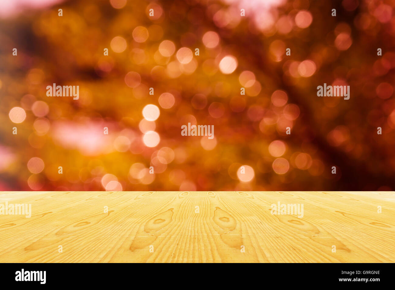 Area vuota o lo spazio tabella in alto sul bokeh di luce e sparkle sfondo, legno tavolo per inserire i prodotti sulla notte di Natale g Foto Stock