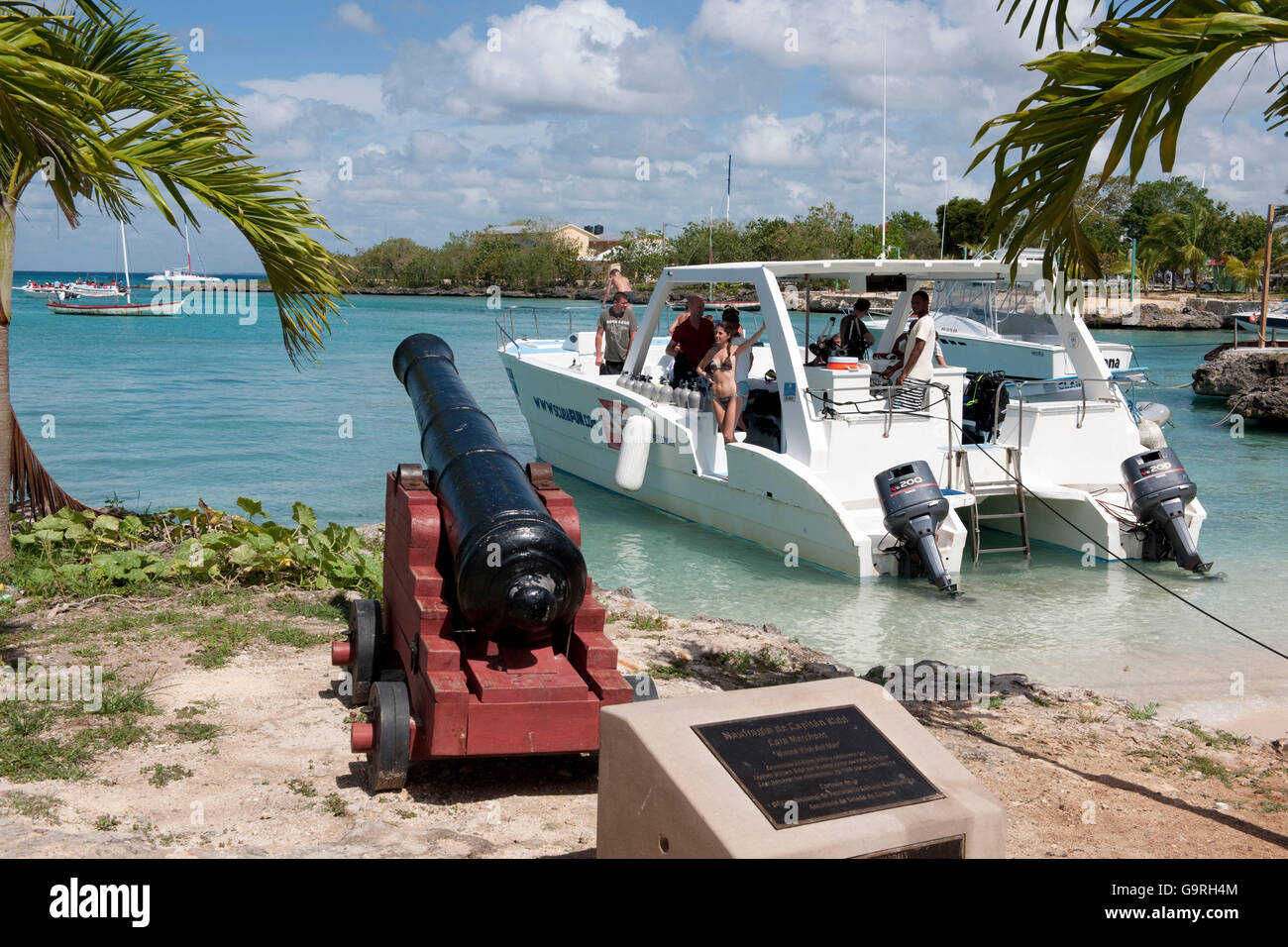 Una lapide commemorativa, Captain Kidd, cannone, barca diving, sommergibili, Bayahibe, La Altagracia Provincia, Repubblica Dominicana / Capt Kidd Foto Stock