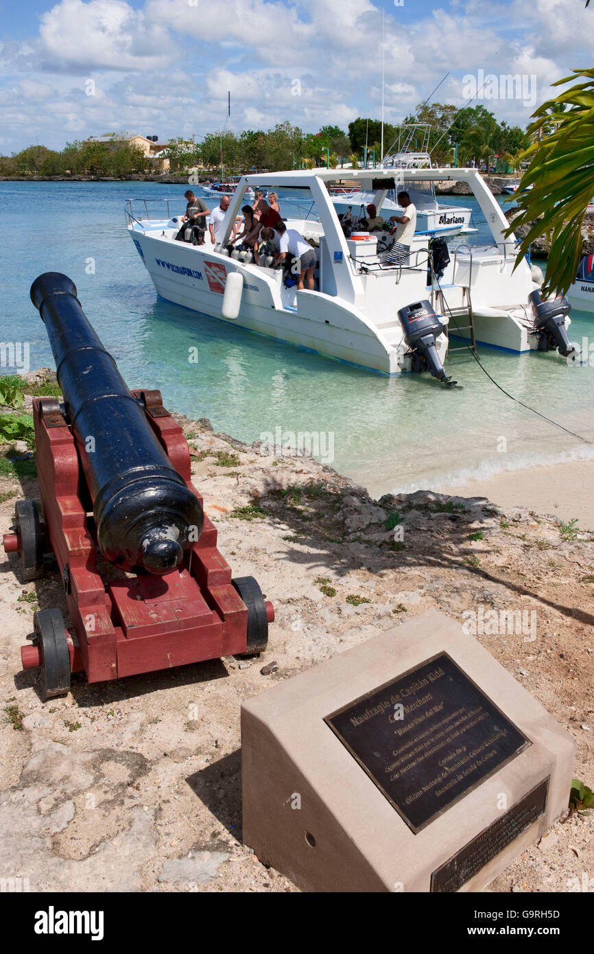 Una lapide commemorativa, Captain Kidd, cannone, barca diving, sommergibili, Bayahibe, La Altagracia Provincia, Repubblica Dominicana / Capt Kidd Foto Stock