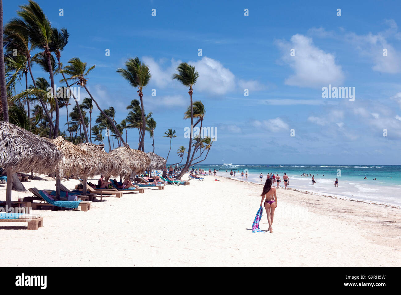 Donna alla spiaggia, Bavaro e Punta Cana, La Altagracia Provincia, Repubblica Dominicana Foto Stock