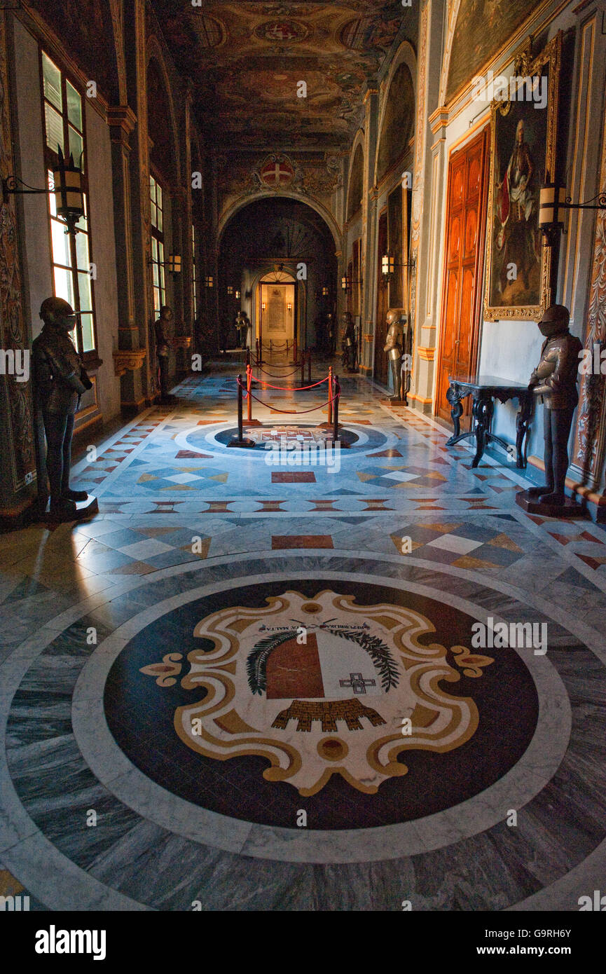 Armeria corridoio, corridoio, cavaliere del corazza, Grandmaster's Palace, La Valletta, Malta / il-cinghia Valletta, Armature di cavalieri, cavaliere del armor, cavaliere del armature, il-Palazz Foto Stock