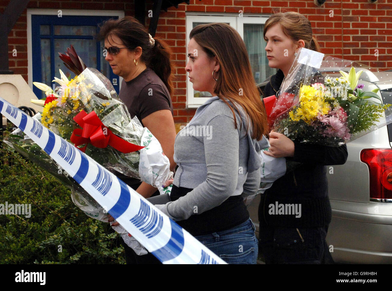 I membri del pubblico arrivano con i fiori a Hall Road a Leytonstone, a Londra est, dopo che un ragazzo di 14 anni è morto la notte scorsa dopo essere stato pugnalato a breve distanza in un attacco di coltello da banda che ha anche lasciato un 15 anni in una condizione critica. Foto Stock